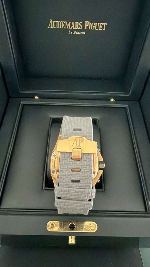 May be an image of wrist watch and text that says 'AUDEMARSPIGUET AUDEMARS PIGUET Le LBrassus 周白'