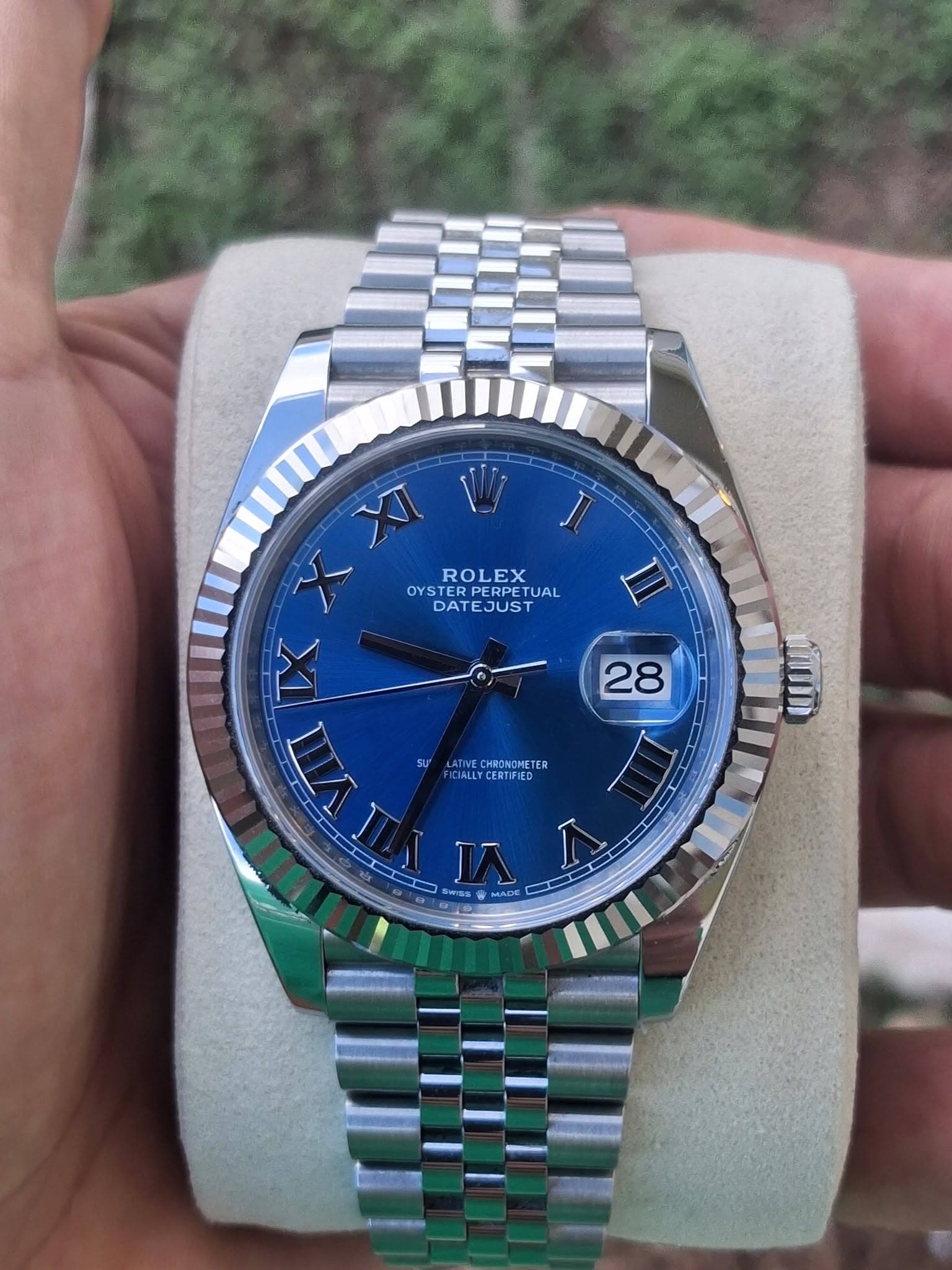 May be an image of wrist watch and text that says 'V ROLEX OYSTE OYSTERPERPET TUAL DATEJUST III X IX SU ALLYCERTIFE CERTIF su' CHRONOMETE TER CIALLY ا WWA W15 LA MADIC H HES 28…