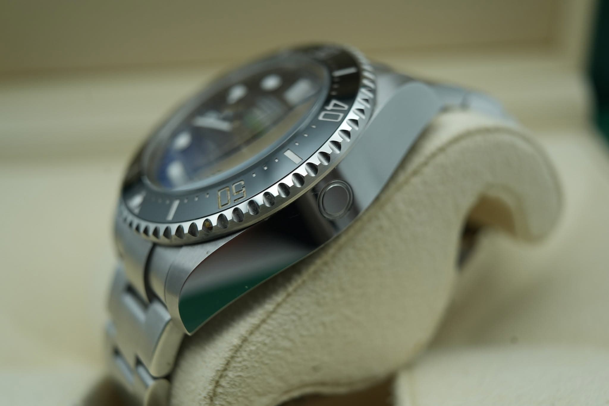 May be an image of wrist watch and text that says 'G DE'