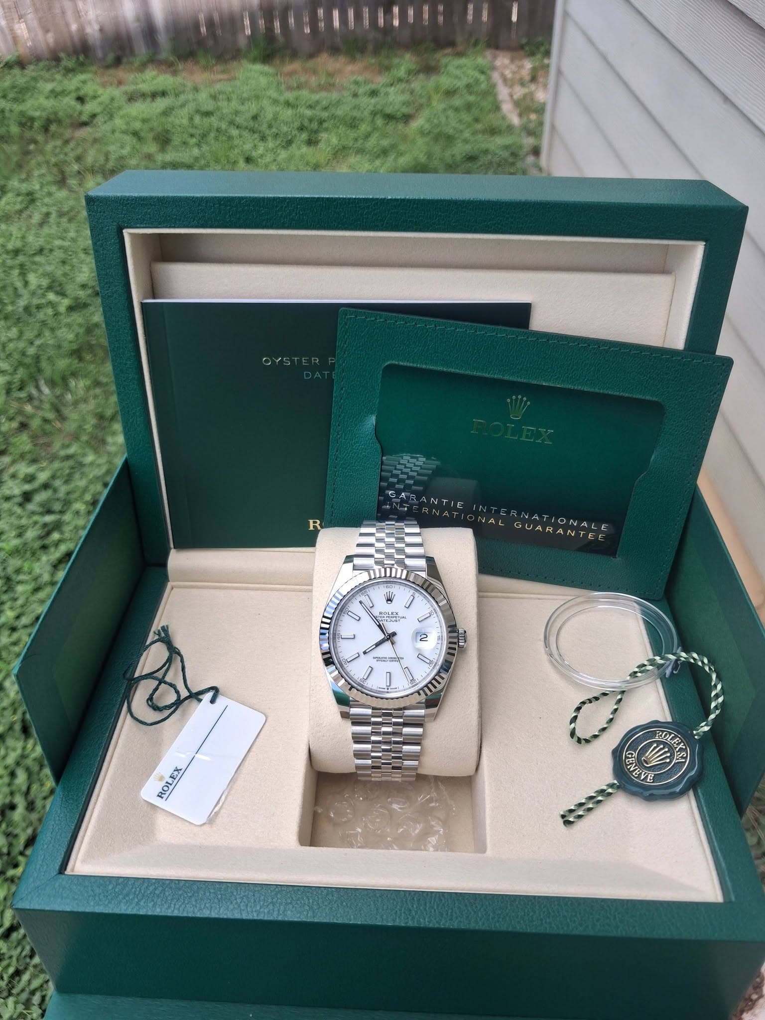 May be an image of wrist watch and text that says 'TERMATIONALE GUARA NATIONALE WARANTEE i m U 配. ご LES S 생 2 2린번) Tm ROLEX GULRY'