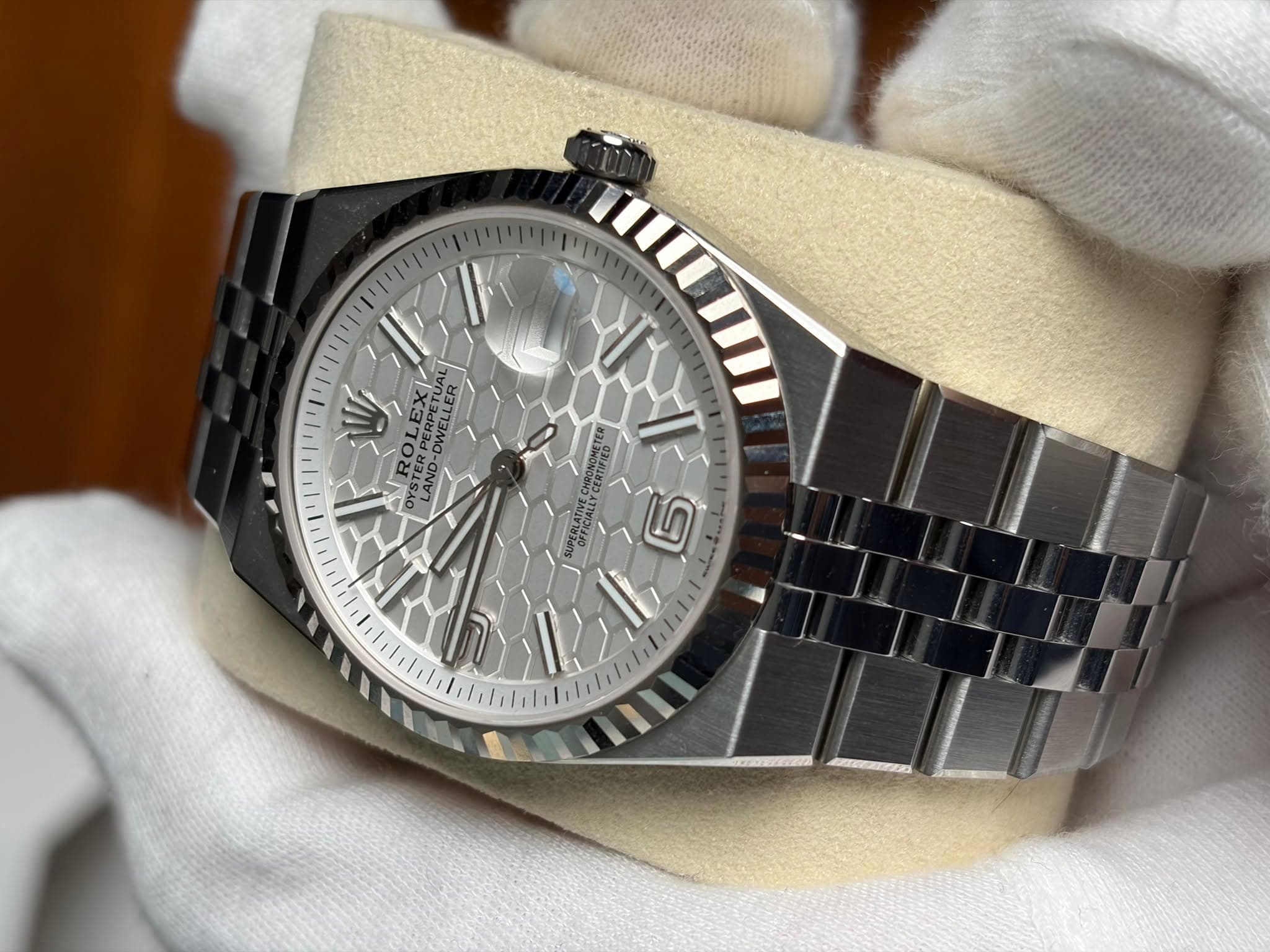 May be an image of wrist watch and text that says 'V ROL ER DW E AND I 9 y'