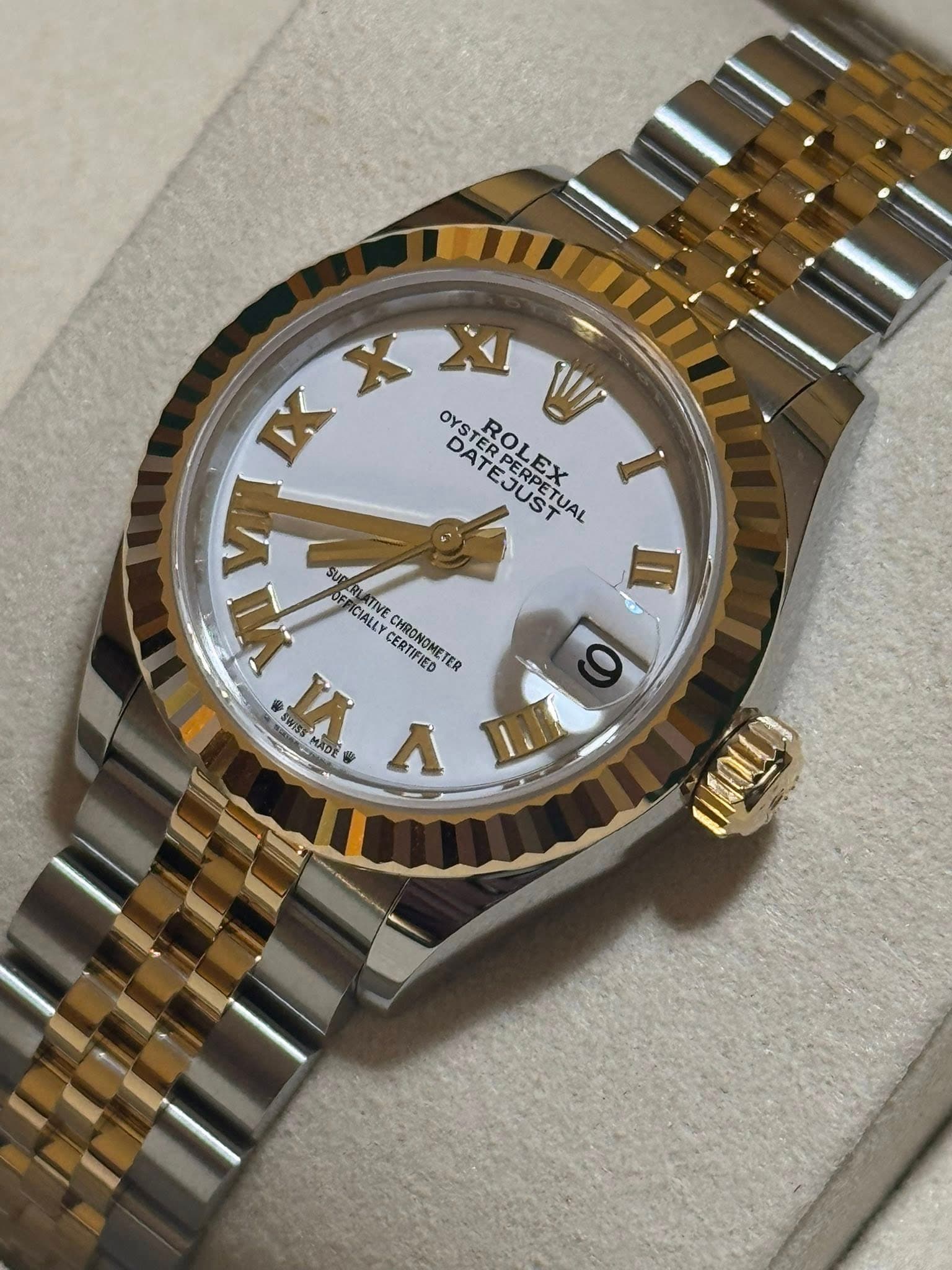 May be an image of wrist watch and text that says 'X ΣΙ ROL W IX DAT ROLET ERPEEX ROLEX EJUSTAL DATEJUSTYAL PERPETUAL EX AK OEE II ICIALLY CHALEY ATIVE IVE CHR CERTIFIED CED-NOMET…