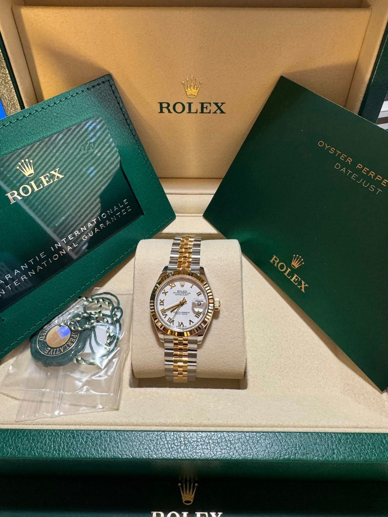May be an image of wrist watch and text that says 'ROLEX ROLEX Wi INTERNATI ก้าน 品 4 ROLEX W 4 1 TII EF IT i E 2 D BA 1'