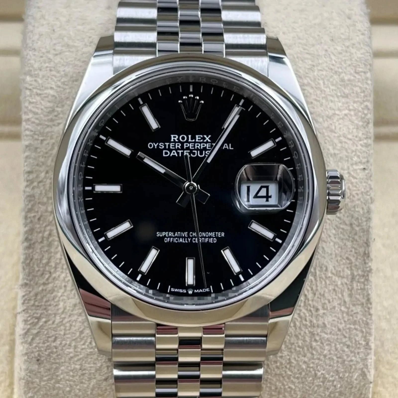 May be an image of wrist watch and text that says 'ROLEX OYST OYSTERPEI PERPE PE E DATEJUS AL 4 SUPERLATI SUPLMTE τ VECH CH ONOMET ER ER OFFICIALLYCERTIFIED OFFICIALLY RTIFIED 2 I…