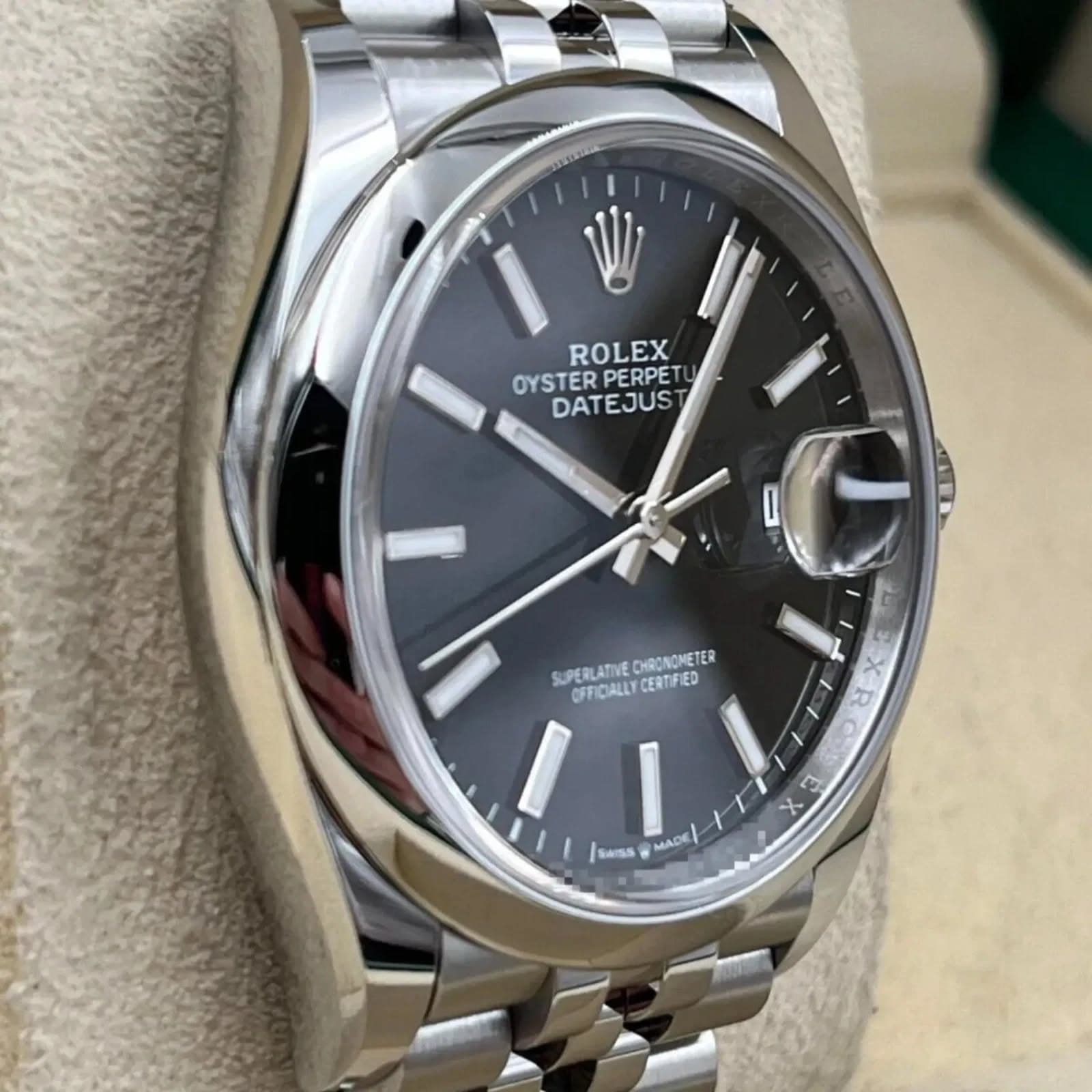 May be an image of wrist watch and text that says 'ROLEX OYSTER OYSTERPERPE PERPET DATEJUS SUPERLATIVE OFFICALYCERTIFIED SUPERLATIVECHRCNONETER TIVE CHRONONETER OFFICIALLY…