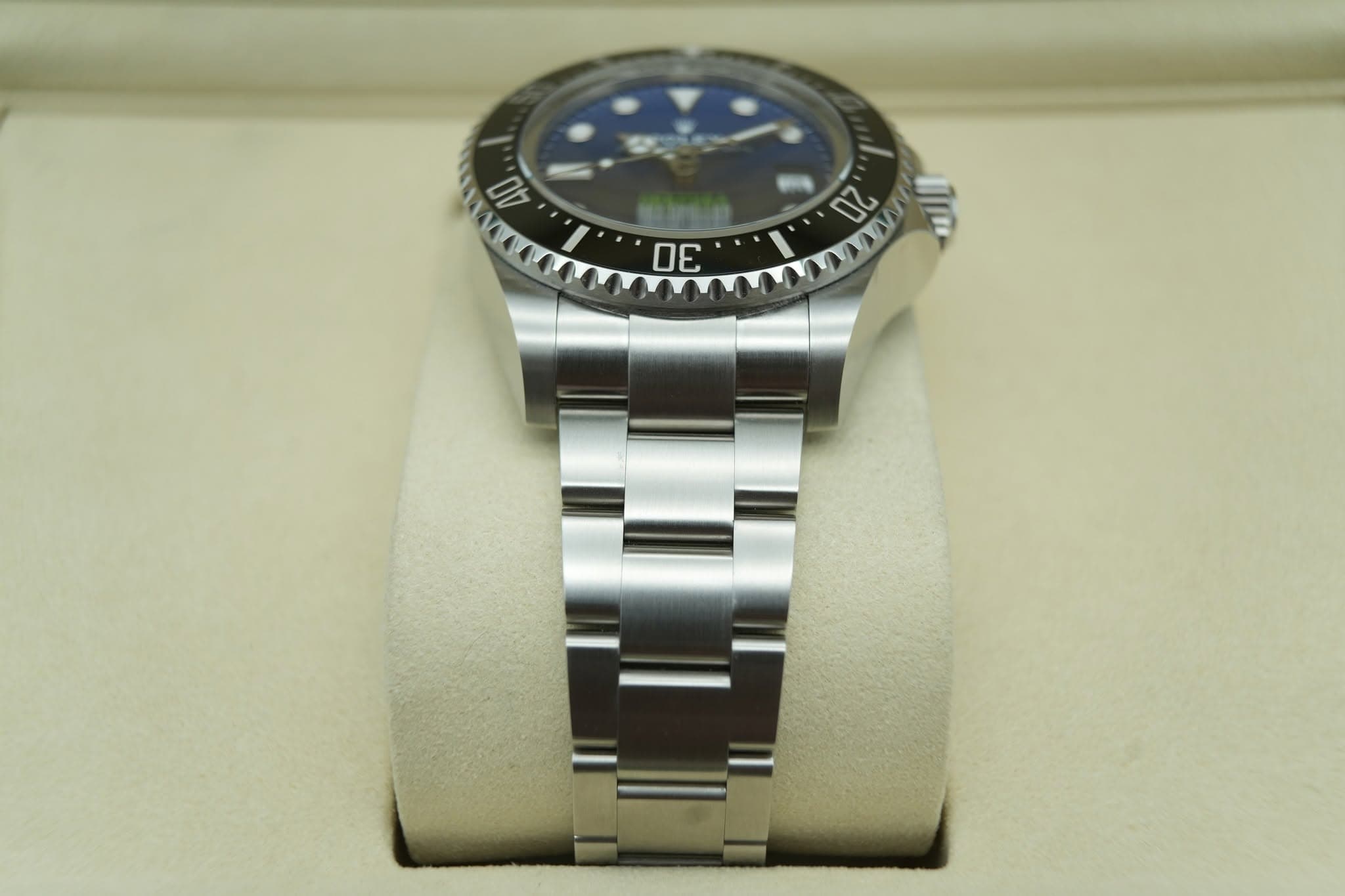May be an image of wrist watch and text that says 'A0 20 00 DE'