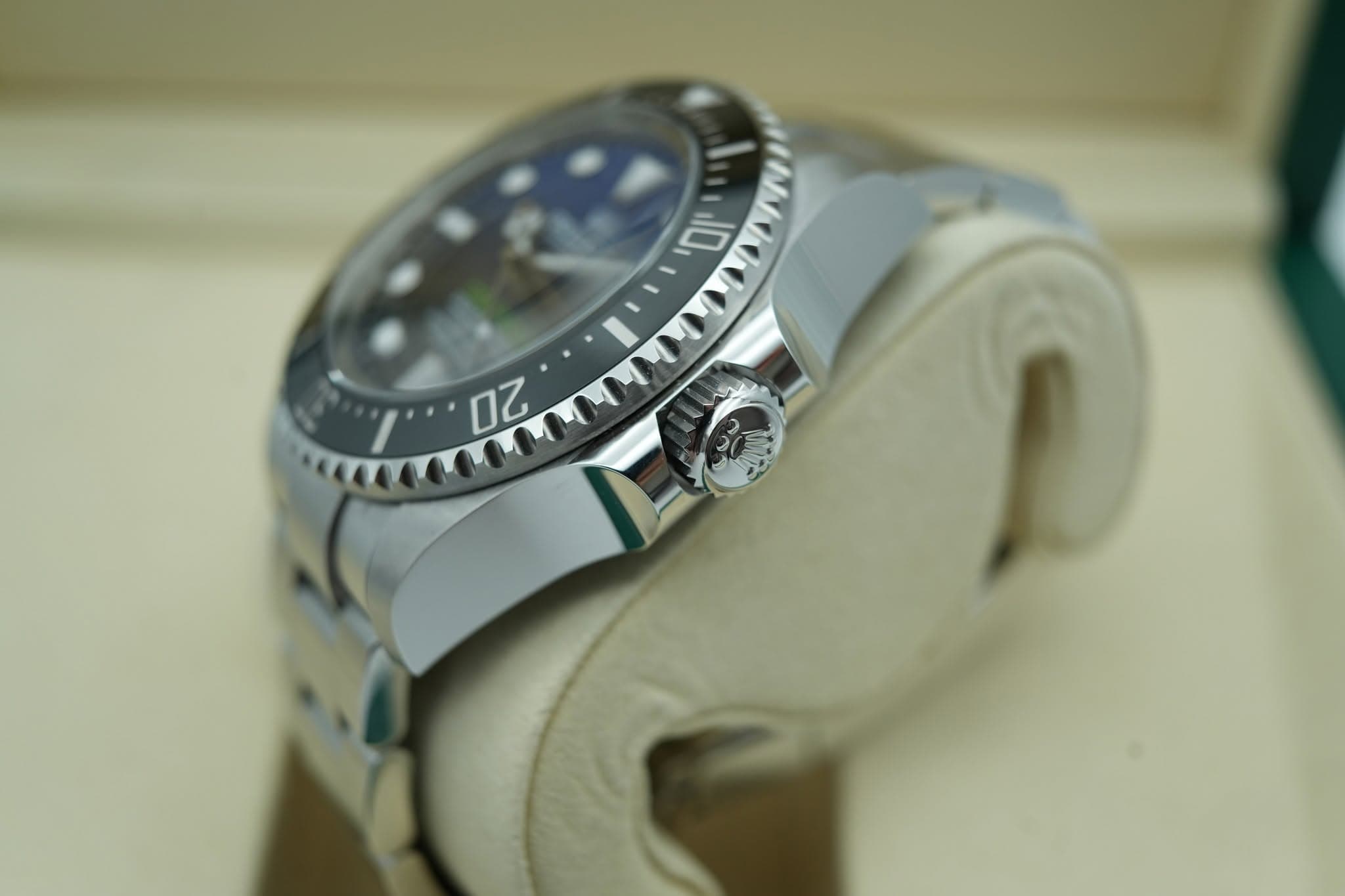 May be an image of wrist watch and text that says '10 2Z'