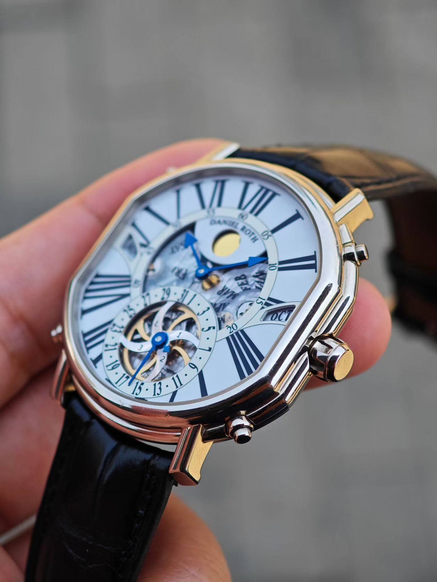 May be an image of wrist watch and text that says 'VVT W ١/١ s VII NJ DANIEL KΟTΗ 05 FOCT 20 ·1715 ራታ 1715 1 SI 13'