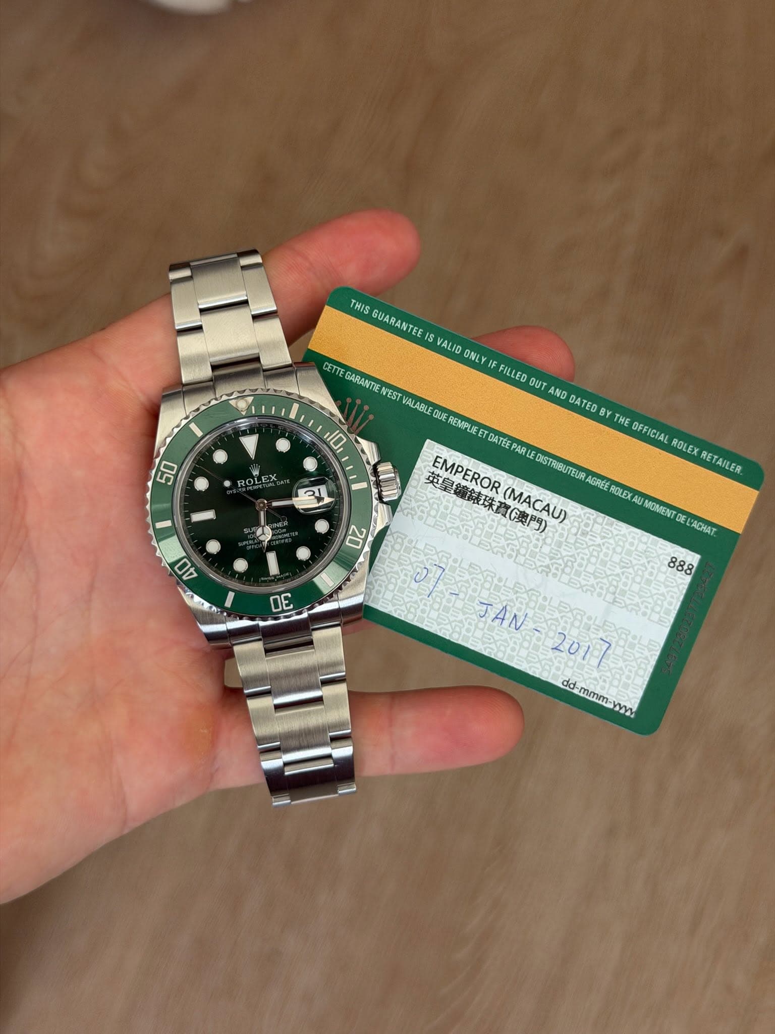 May be an image of wrist watch and text that says 'THIS GUARANTEE VALID NLY FILLED OUT UT AND DATED THE FFICIAL ROLEX RETAILER 50 10 3 CETTE GARANTIE NEST VALABLE QUE REMPLIE…