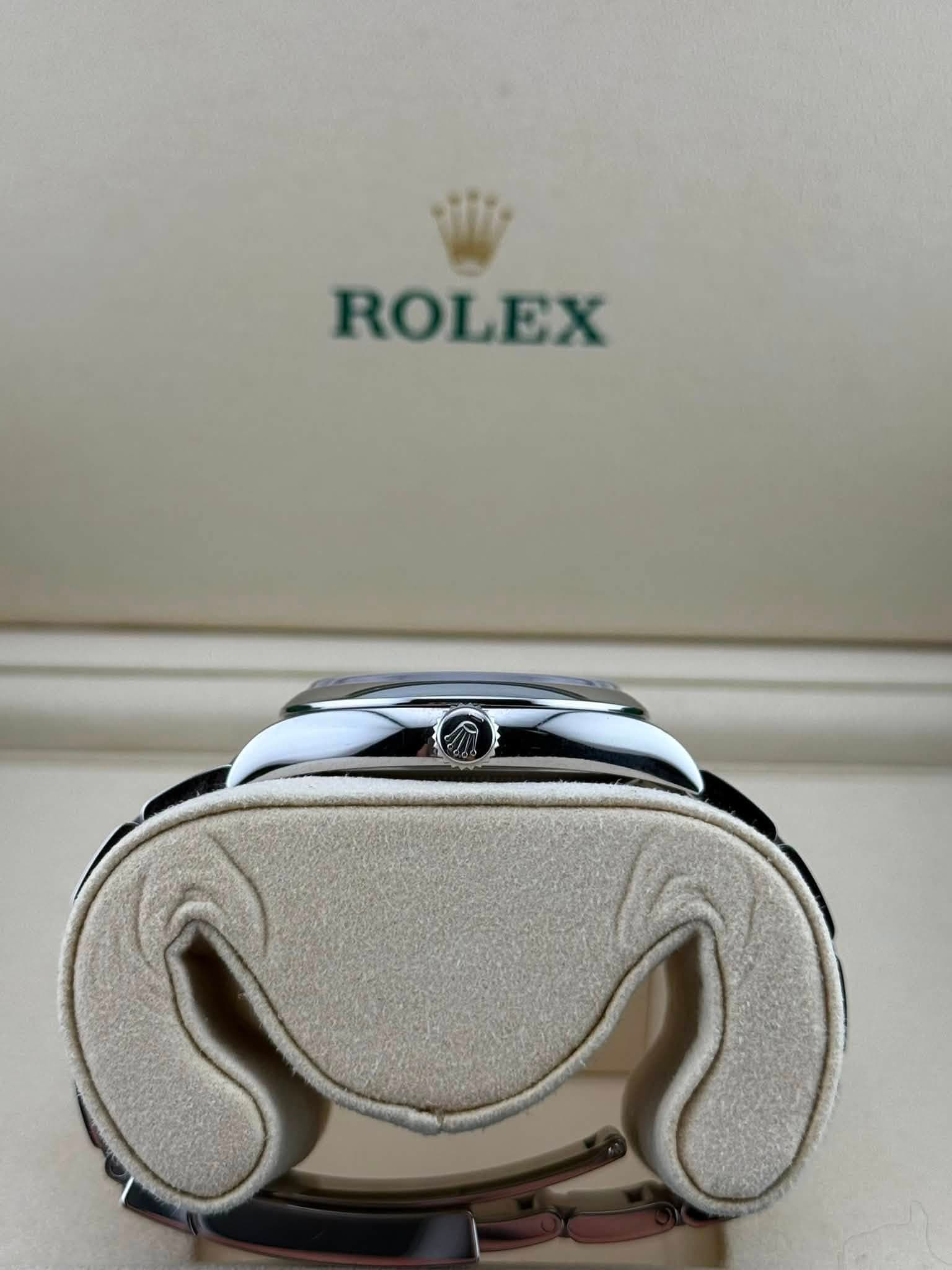 May be an image of wrist watch and text that says 'ROLEX سر'