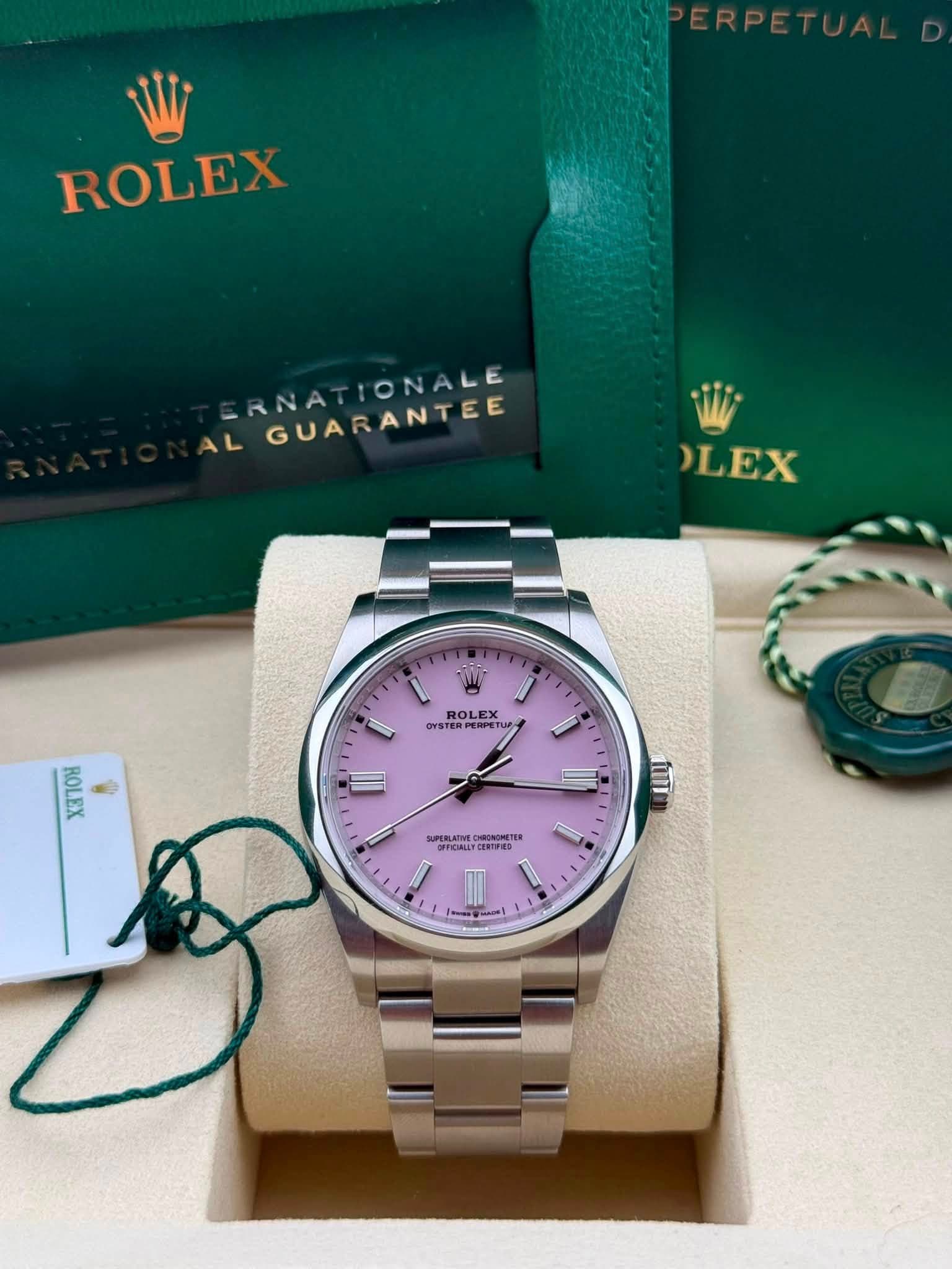 May be an image of wrist watch and text that says 'ROLEX ERNATION EAGUARANTEE ERNATIONALE ERNAT ONALE AL GUARANTEE GUA LEX ROLEX OYSTE OYSTERPERP PERPETO PERPETU ROLEX fnTi…