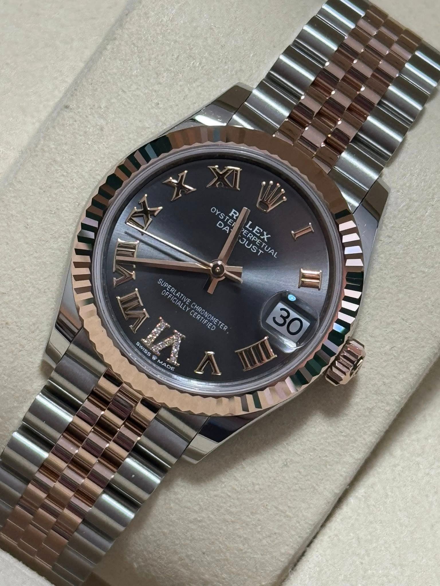 May be an image of wrist watch and text that says 'OYS R DA ERPETUA PERPET ERPE LEX JUST JUSTUAL UAL SUPERLATIVE FFICIALLY CHRONONETER SUPERLATIVECHRONONETER TIFIED SWISS MADE ٨ 30…