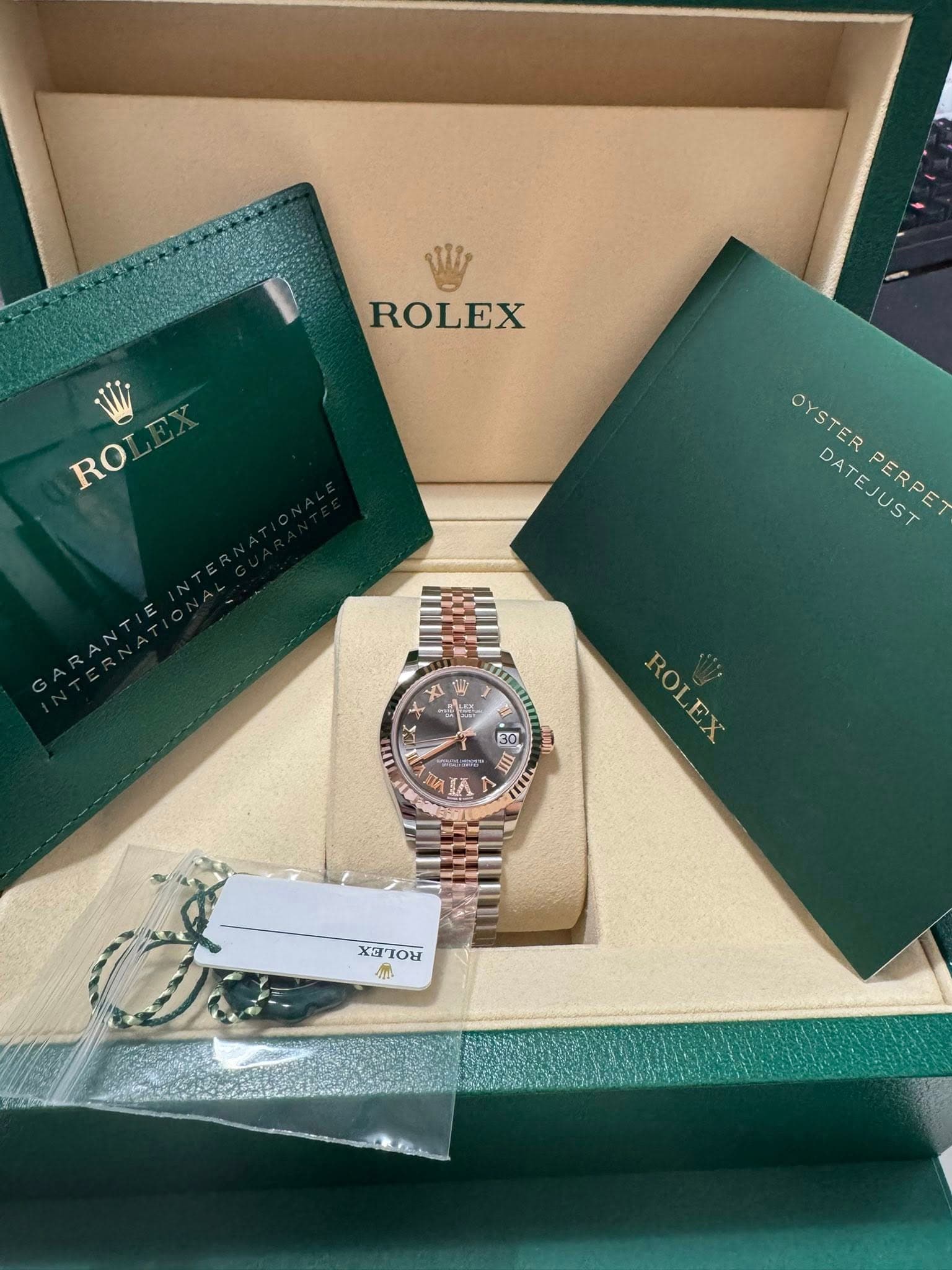 May be an image of wrist watch and text that says 'ROLEX ROLEX RO OYSTERPE ΦΑπειΙά DATE OYSTER DATEJUST JUST PERPET PERPET XI X II TIEREm 30 m መሽ u I E IHM ROLEX EX xaTo3 צ01 X3…