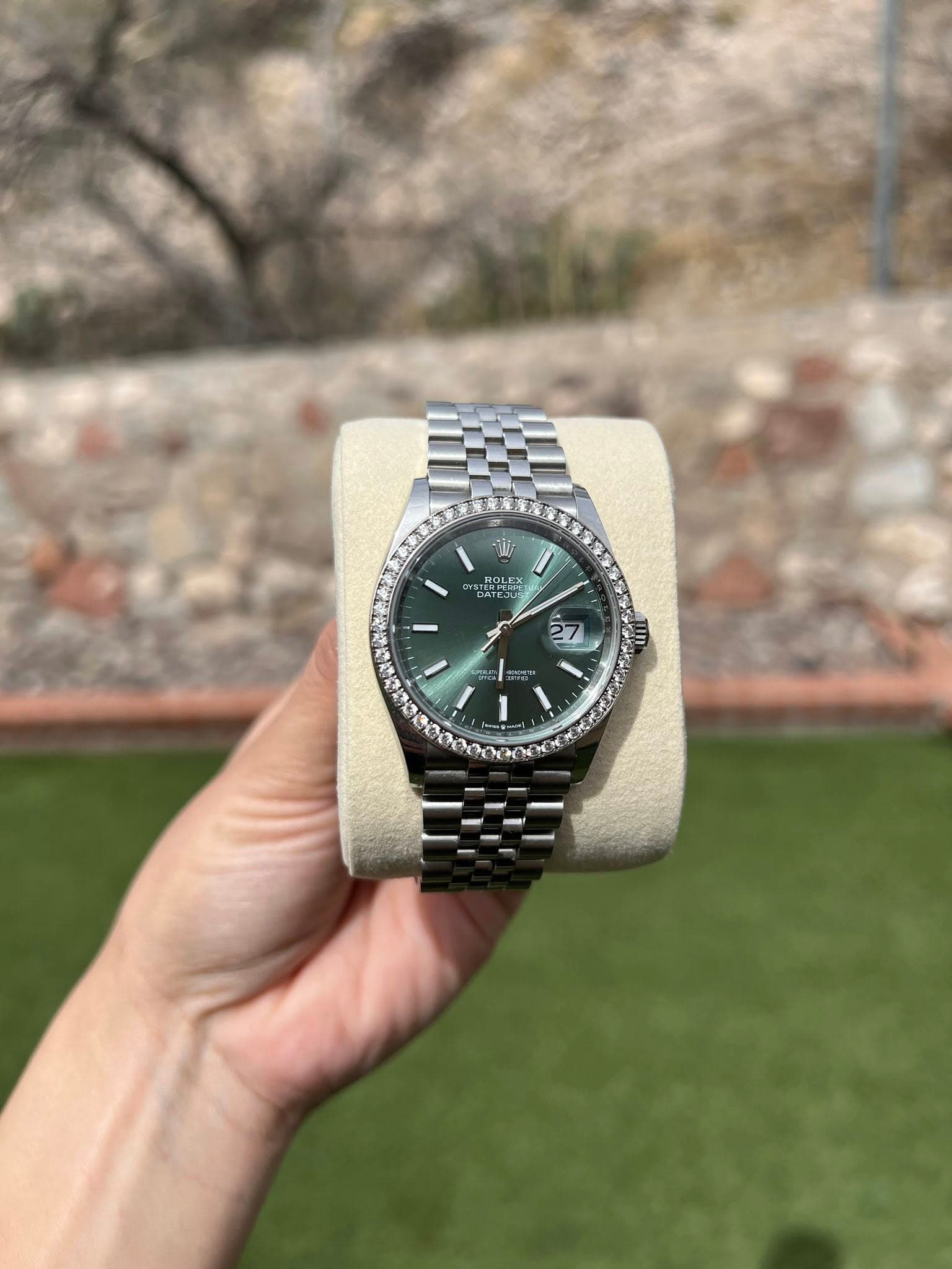 May be an image of wrist watch and text that says 'V O OL ROLE 1 ân 27'