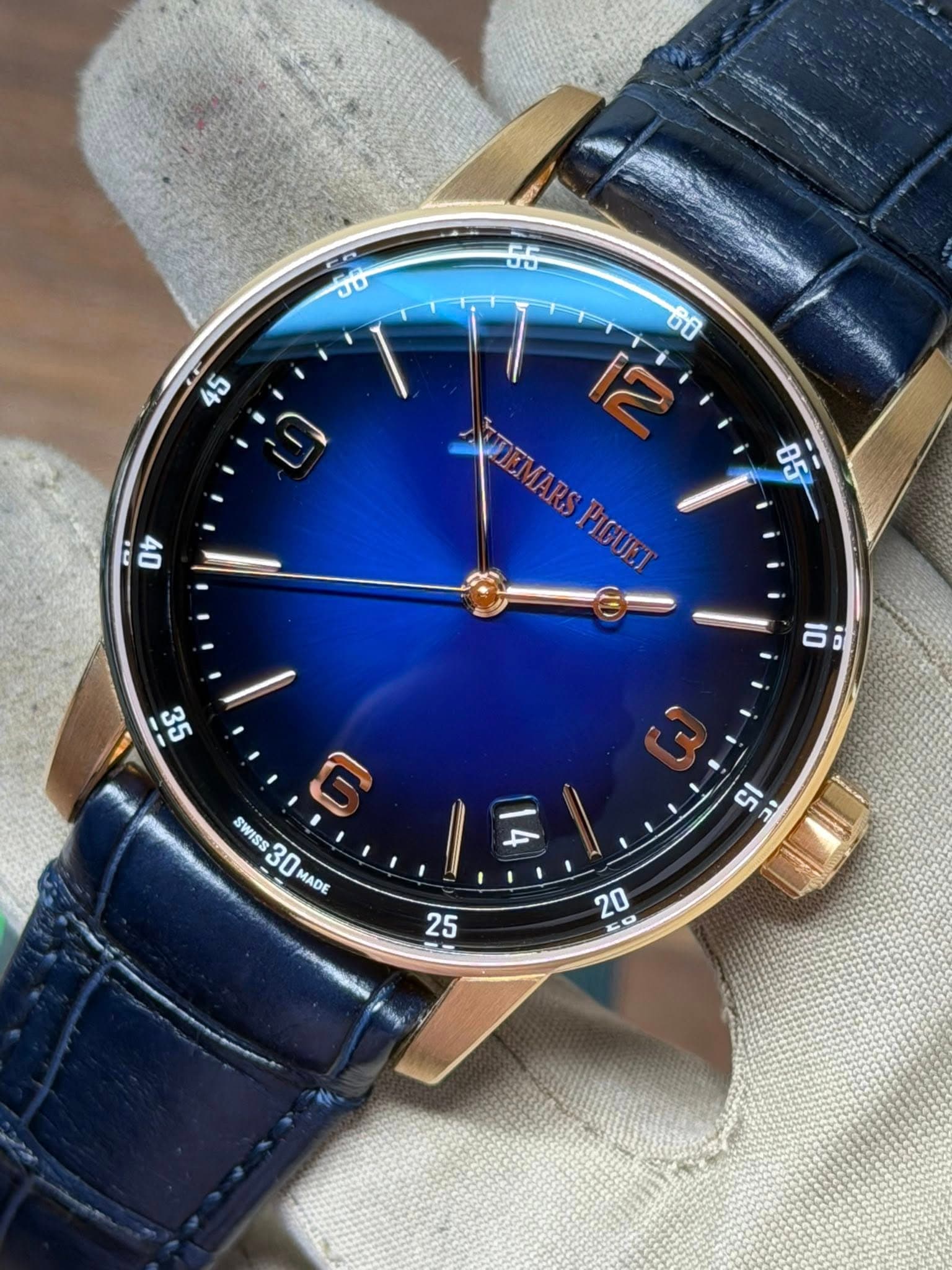 May be an image of wrist watch and text that says 'ฮง TT 45 පටි pa6Hи D4 05 paTиbla WDEMARSPIGUR DEMARS PIGUET PIGUET 35 10 D O SWISS 6 30 30MADE MADE 4 S1 دد 2 25 CE 20 5O'