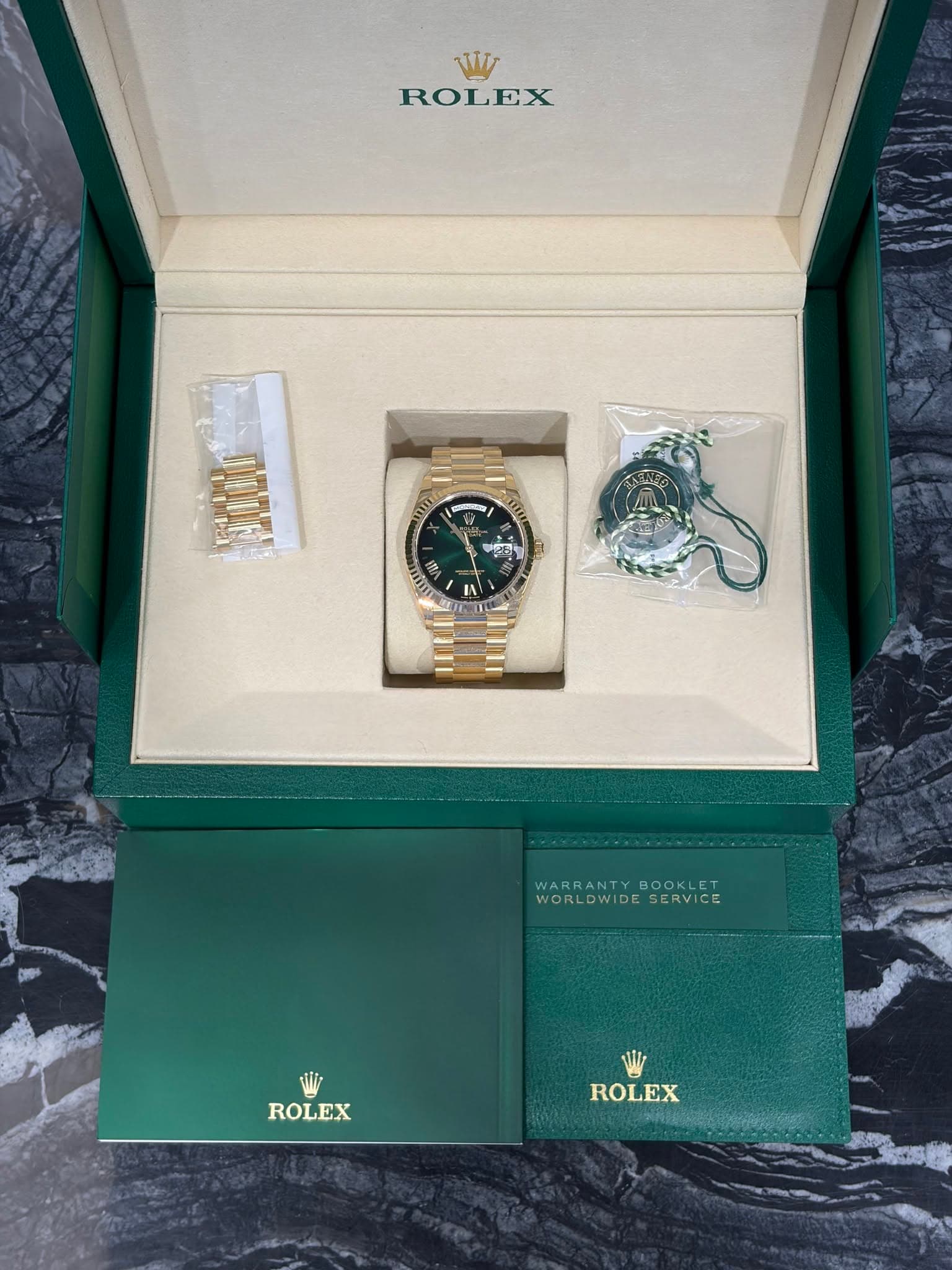 May be an image of wrist watch and text that says 'W ROLEX 日 1 J26 电 I AIND WARRANTY WARRANTYBOOKLET BOOKLET WORLDWIDE WORLDWIDESERVICE SERVICE Wi ROLEX WI ROLEX'