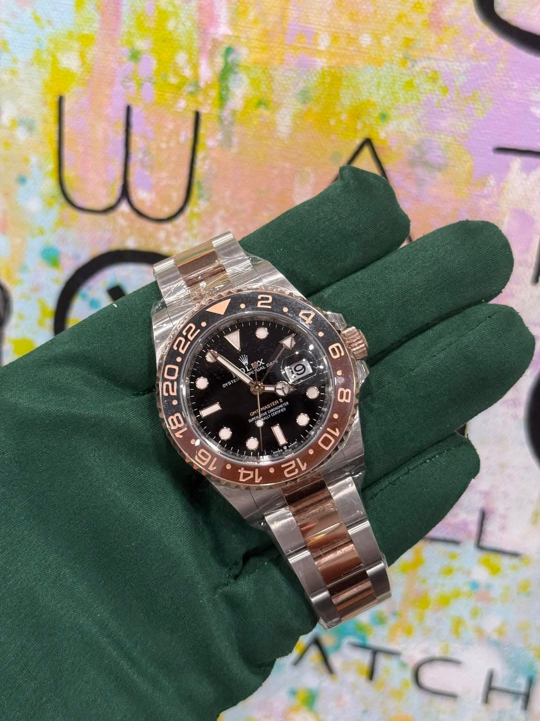 May be an image of wrist watch and text that says 'W 2 لن 6 V YSTE 22 着 ATCH'