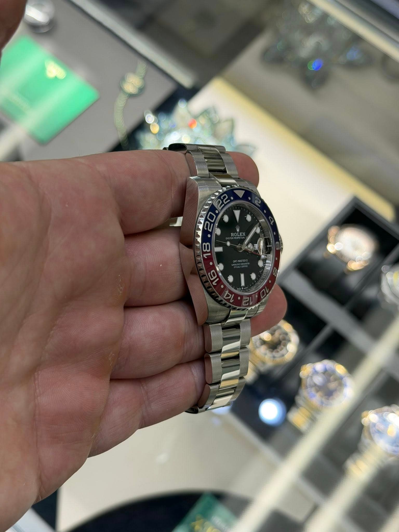 May be an image of wrist watch and text that says '2 ROLE ب٧ 16'