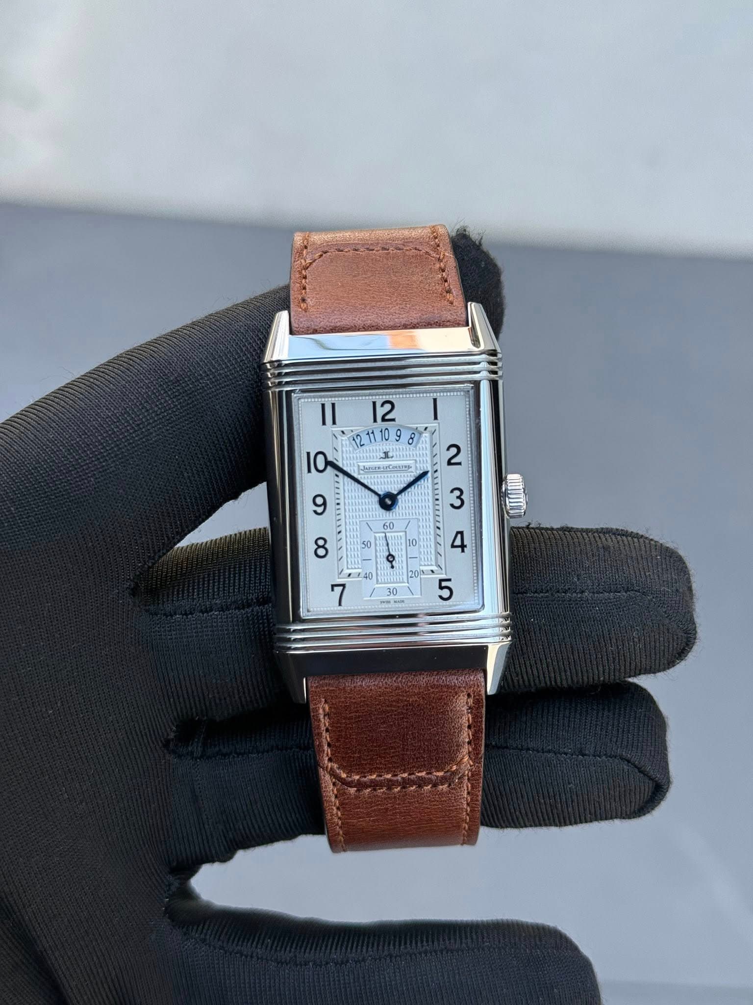 May be an image of wrist watch and text that says '10 II 신리다 A '