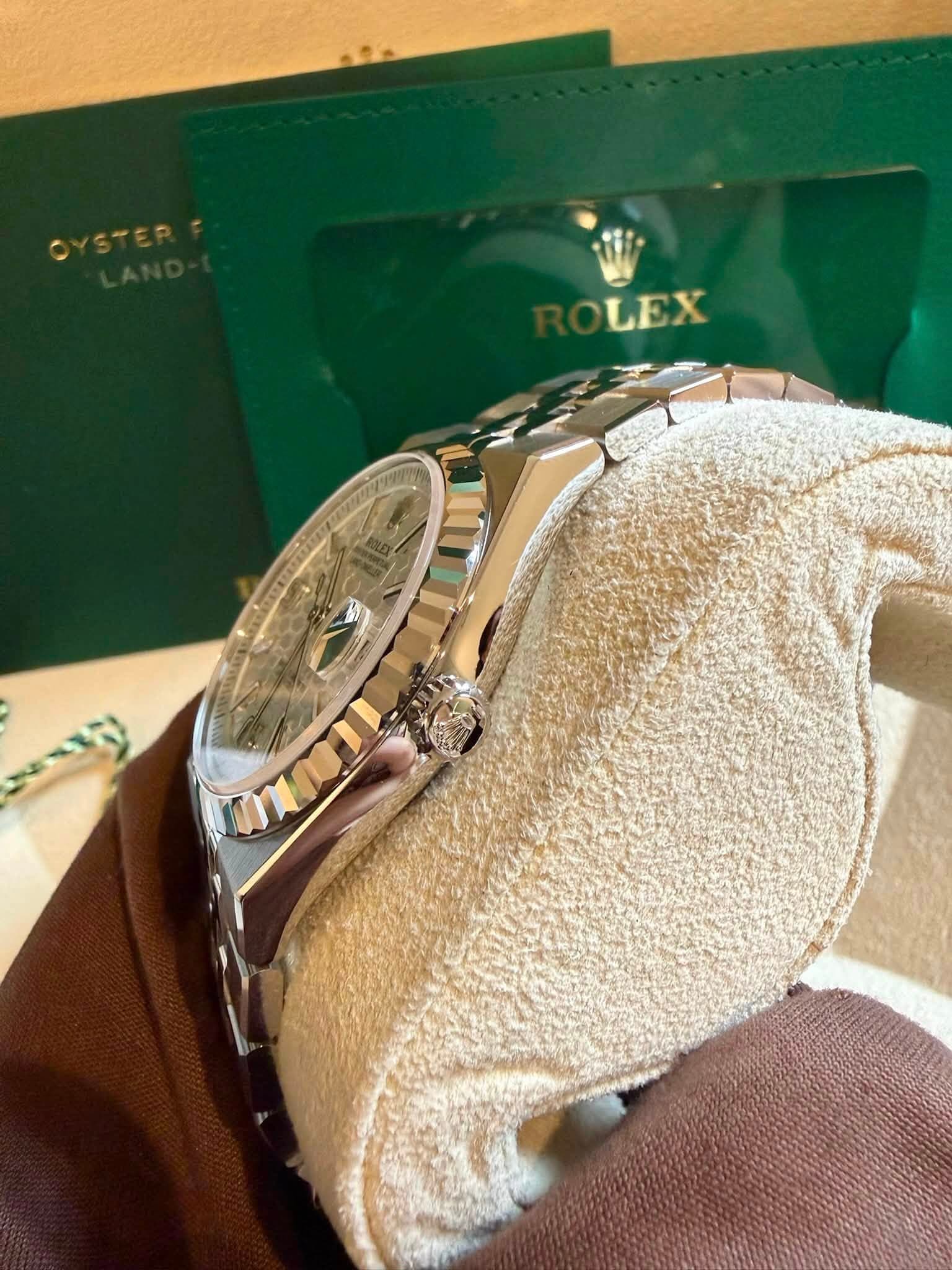 May be an image of wrist watch and text that says 'LEX'
