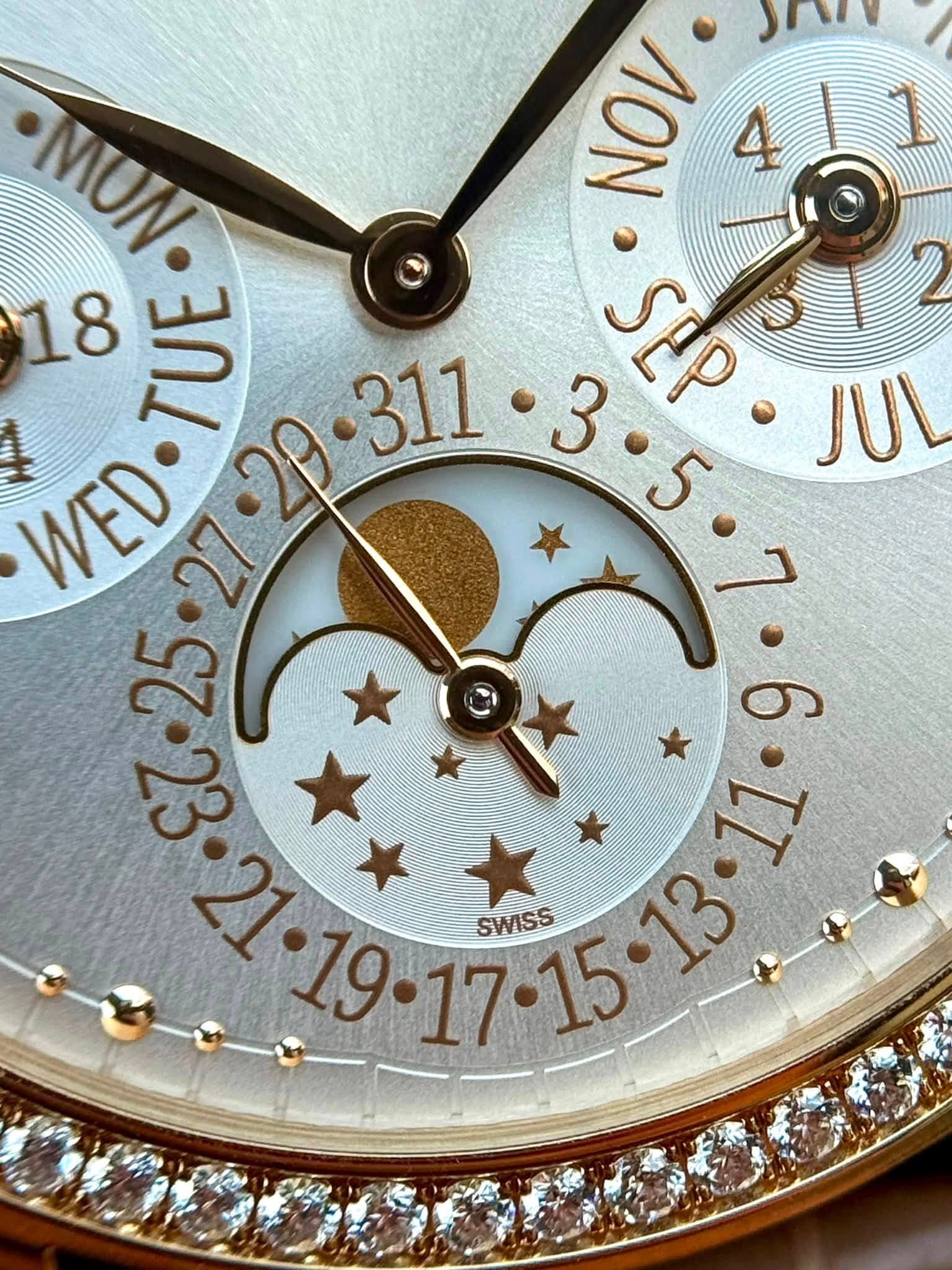 May be an image of wrist watch and text that says 'MON. ΝΟν 4 18 TUE 311 3 SEP 9 JUL WED て. .L 19-17-15-1B, 13 SWISS'