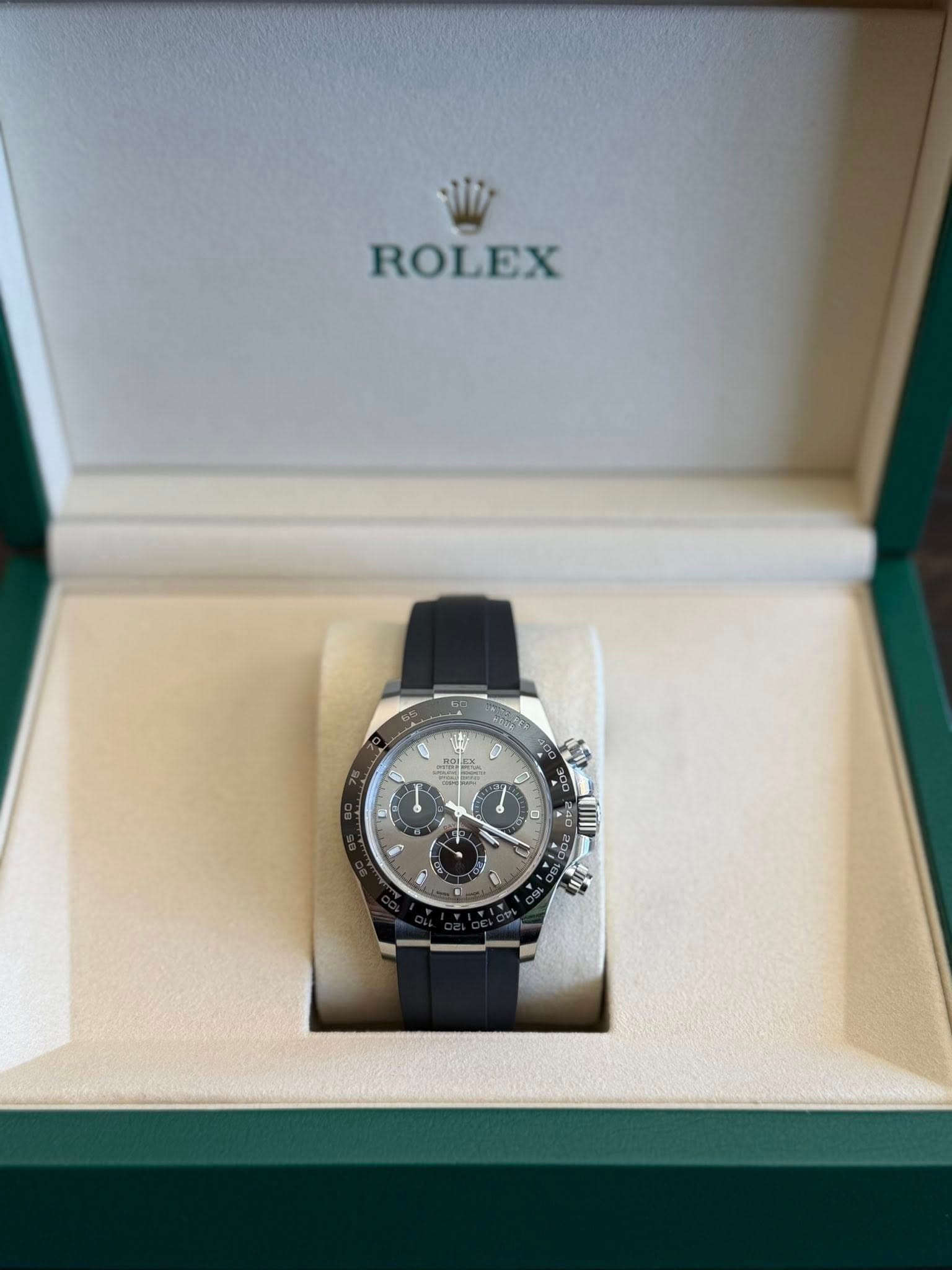 May be an image of wrist watch and text that says 'ROLEX - 3 5 e ل 3 0 0 ص P MO'