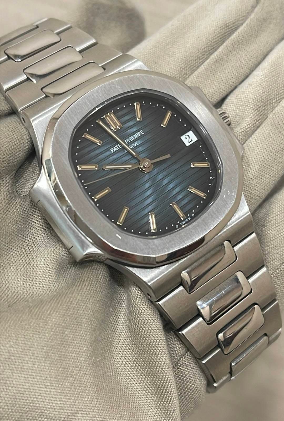 May be an image of wrist watch and text that says 'm J PATE PHILIPPE NEVE OD 2 1 SS SWISS ves'