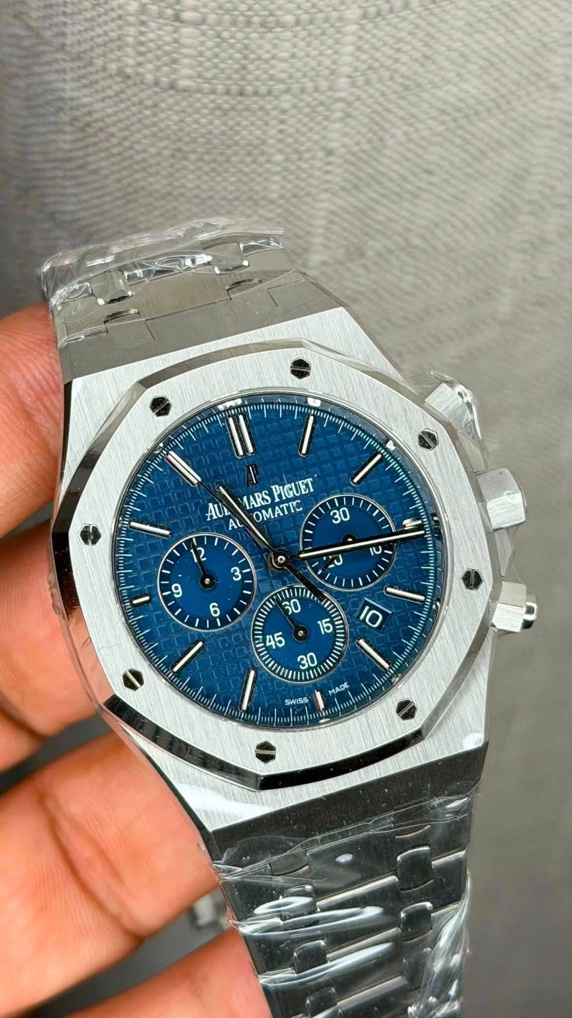May be an image of wrist watch and text that says 'ግ U AUL ARSPIGU ARS PIGUET OMATIC AL ۱١ 30 ዊ 12 ٥ ኢ'" 3 ۰ ٢ 9 6 IITI 60 puapp 15 45 I0 30 P0 ΜAAK ADE L SWISS #'