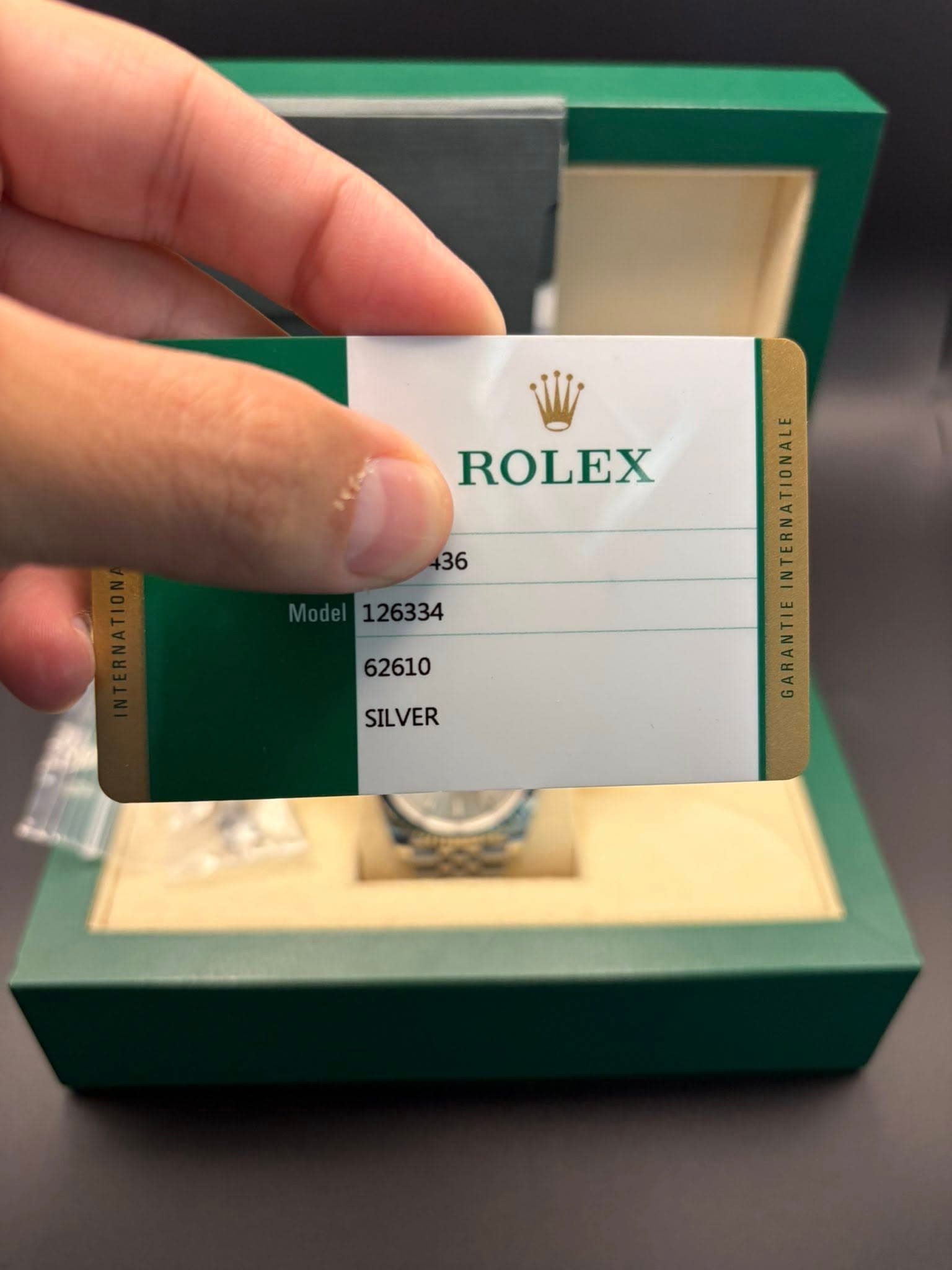 May be an image of wrist watch and text that says 'ROLEX SILVER SIL A AE GARANTIE'