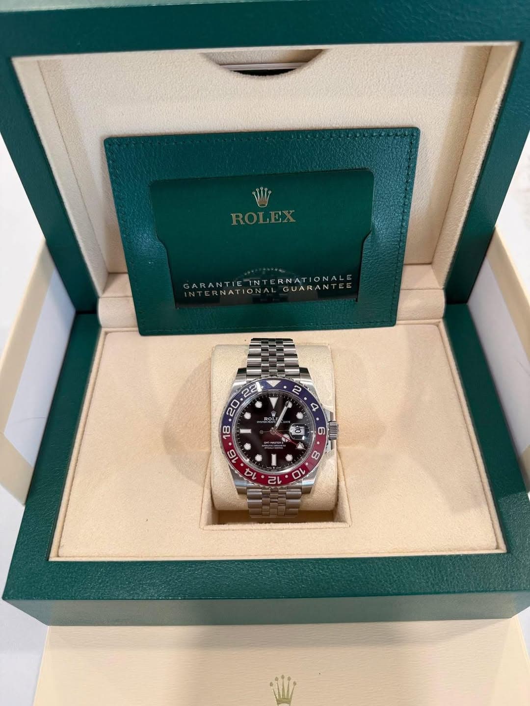 May be an image of wrist watch and text that says 'ROLEX GARANTIEINTERNATIONALE GARANTIET INTERNATIONALGUARANTEE IN ERNATIONALI ERNATIO TERNATIONA GUARANTE ក្រ 8 2 ह E 6 5 ッ 16 00…