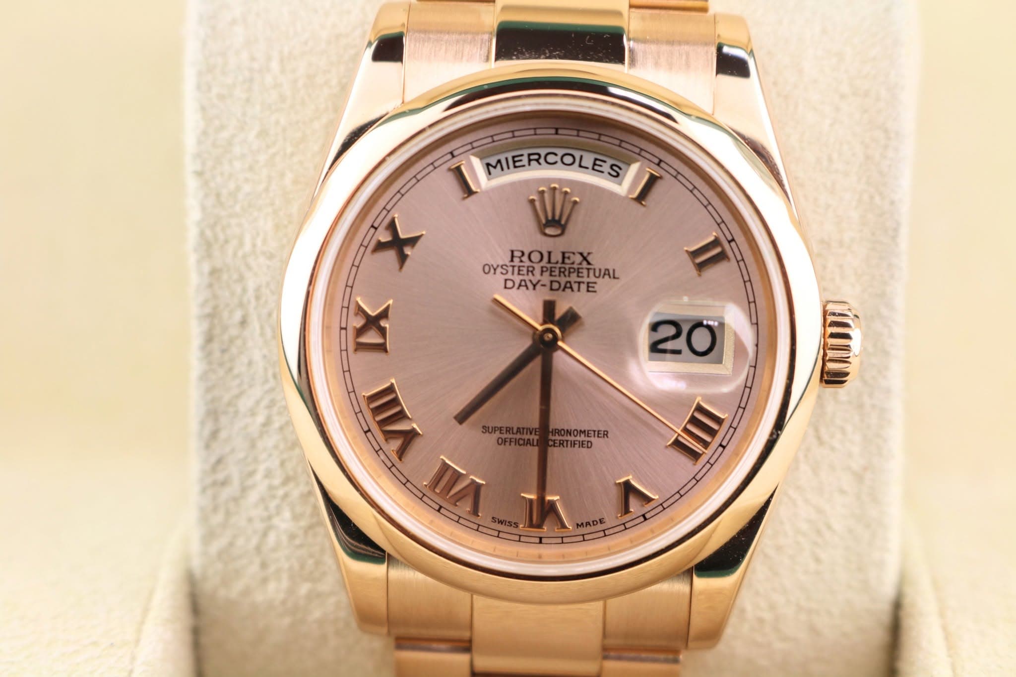 May be an image of wrist watch and text that says 'ROLEX OYSTER ETUAL DAY-DATE DAY-C DATE 20 M MIERCOLES MIERCOLES X II IX 5 nA E 11 MADE NOMETER RTIFIED ÉCCOO II'