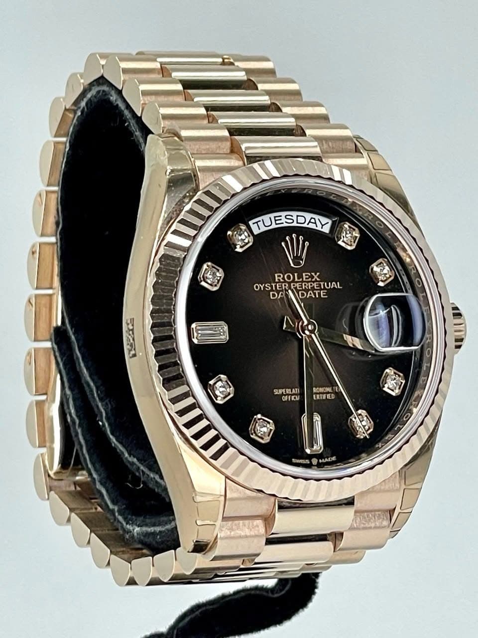 May be an image of wrist watch and text that says 'TUESDAY ROLEX OYSTER OYSTERPERPETUAL ERPERPETUAL PERPE TUAL DA DATE たみと SUPERLATI OFFICU በት BONOMET ERTIFNED Swess MADE'