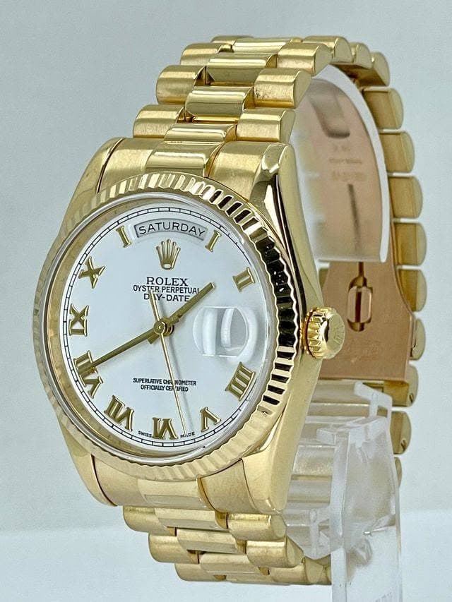 May be an image of wrist watch, jewelry and text that says 'SATURDAY I II ROLEX EX OYSTER OYSTERPERPETUAL OYS PERPETUAL TY DATE IX E SUPERLASTVE mИHaOOHR CHIR NOMETER OFFICIALLY CE…