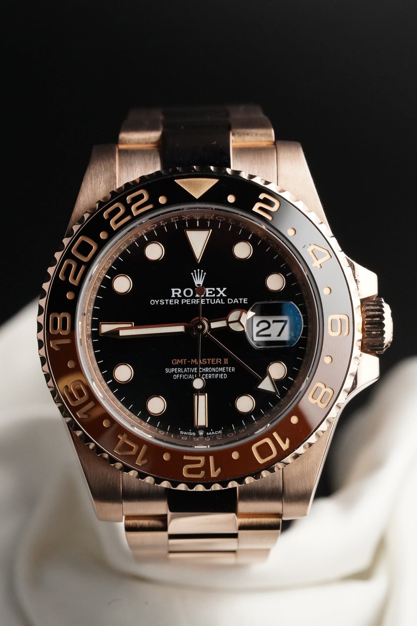 May be an image of wrist watch and text that says 'P9AT9N 2 ROLEX RO EX OYSTER OYSTERPERFETUAL TUAL DATE 4 27 SUPERLATIVE SUPERLATINECHRONOMETER VEC CHRONOMETER OFFICIAL! CERTIFIED…