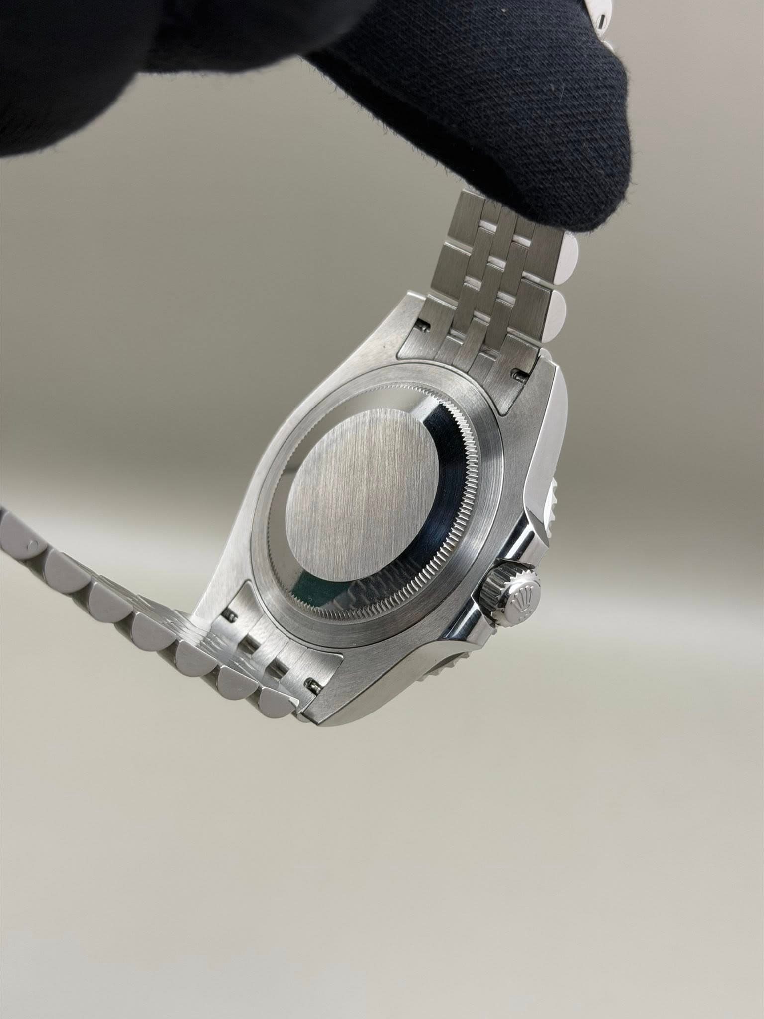 May be an image of wrist watch and text that says 'Y'