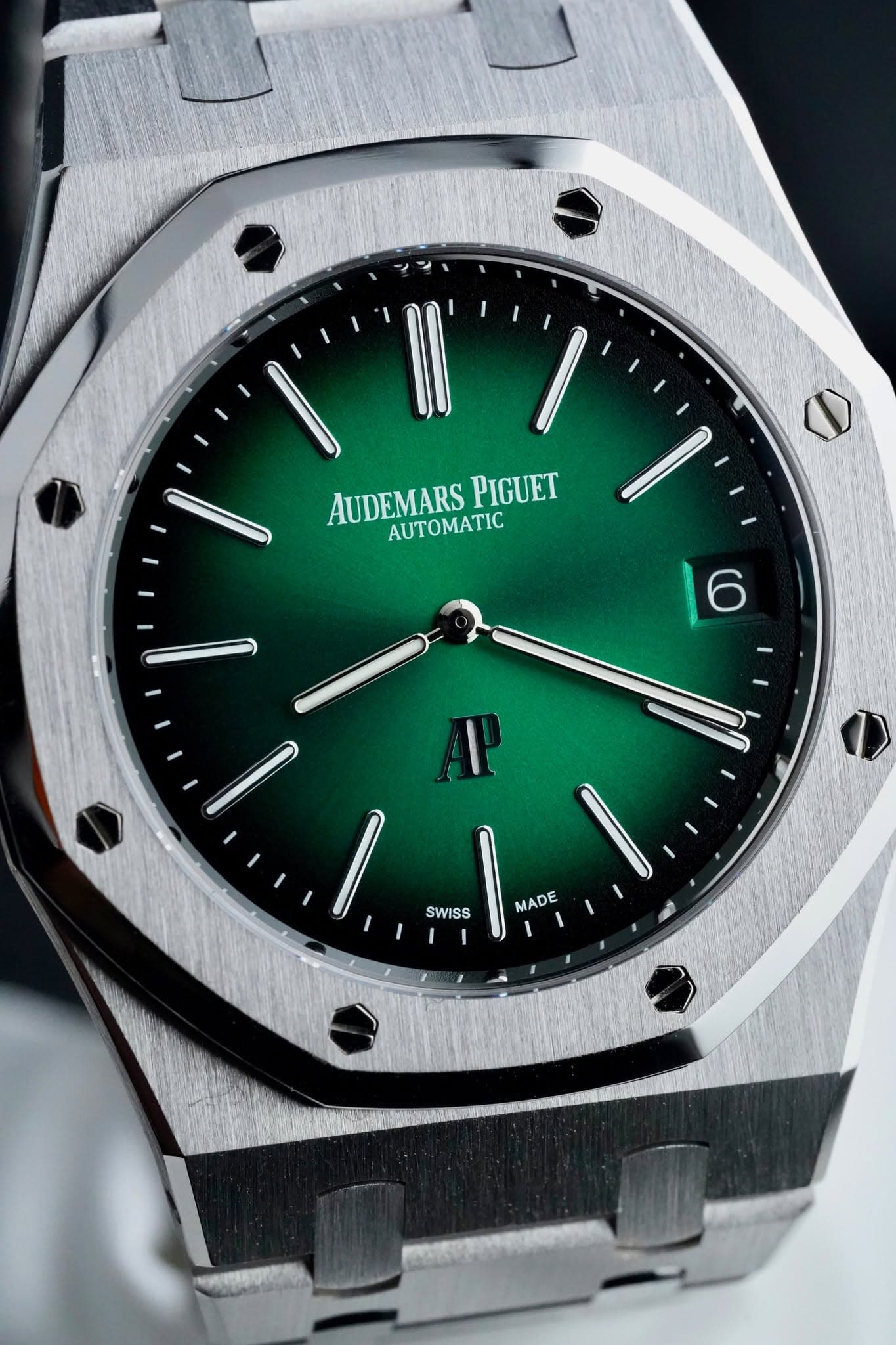 May be an image of wrist watch and text that says 'AUDEMARS PIGUET 16 SWISS I MADE'