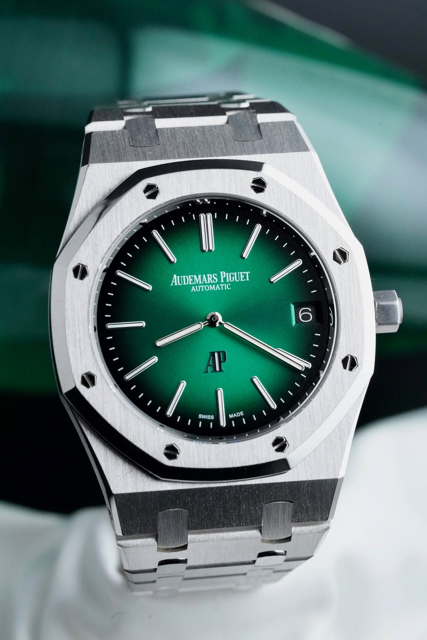 May be an image of wrist watch and text that says 'AUDEMARS AUDEMARSPIGUET PIGUET AUTOMATIC 6 ΑP I SWISS MADE'