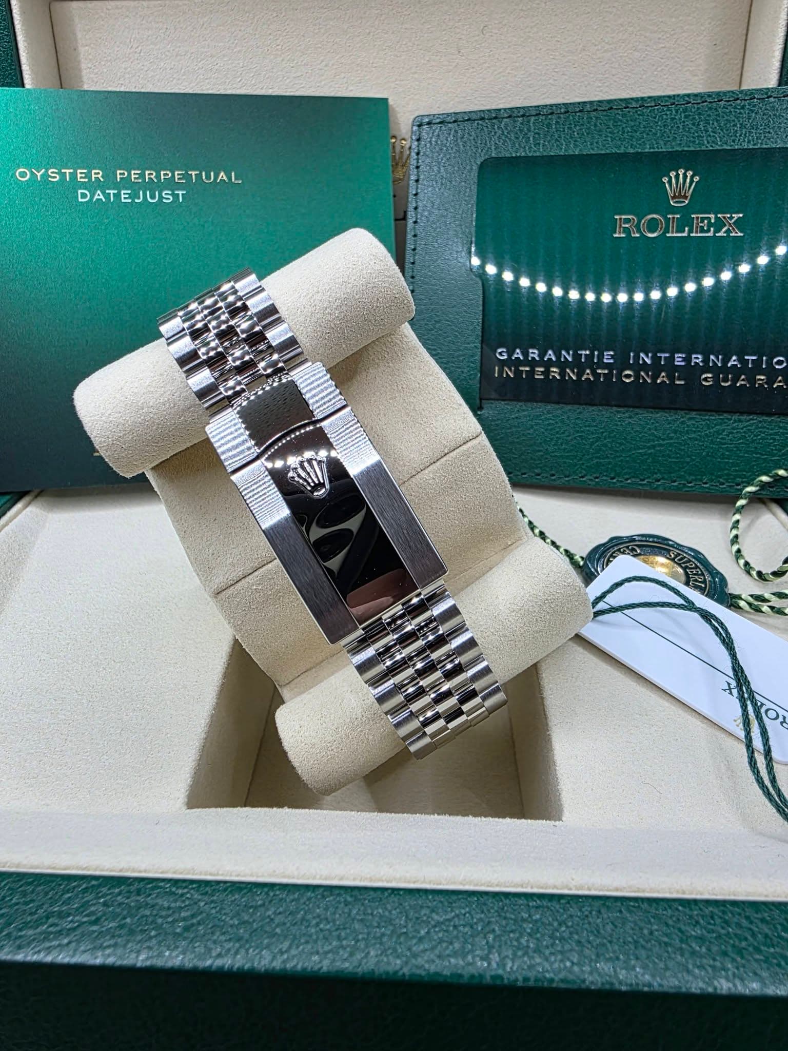 May be an image of text that says 'OYSTER PERPETUAL DATEJUST ROLEX 211 GARANTIE GARANTIEINTERNATIC INTERNATIO INTERNATIONAL GUARA にこ'