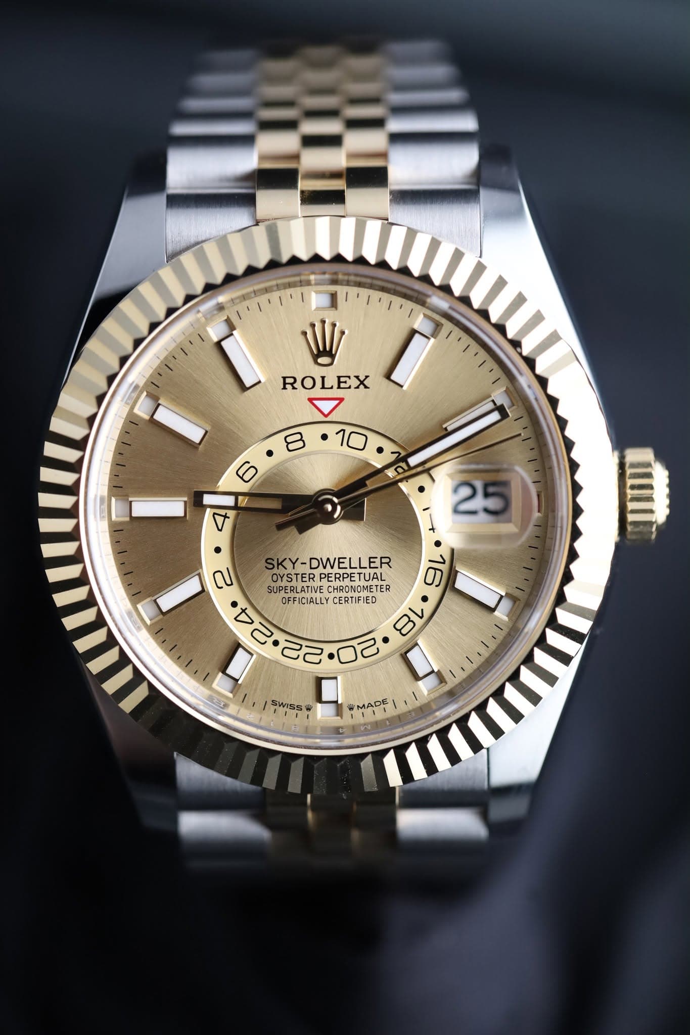 May be an image of wrist watch and text that says 'ROLEX 8 10 6 ! 25 ល SKY-DWELLER KY- OYSTE OYSTERPERPETUAL PERPET PERPETUAL ETUAL 16 SUPER SUPERL SUPERLATIVE CHRONOHETE ETER ER 4…