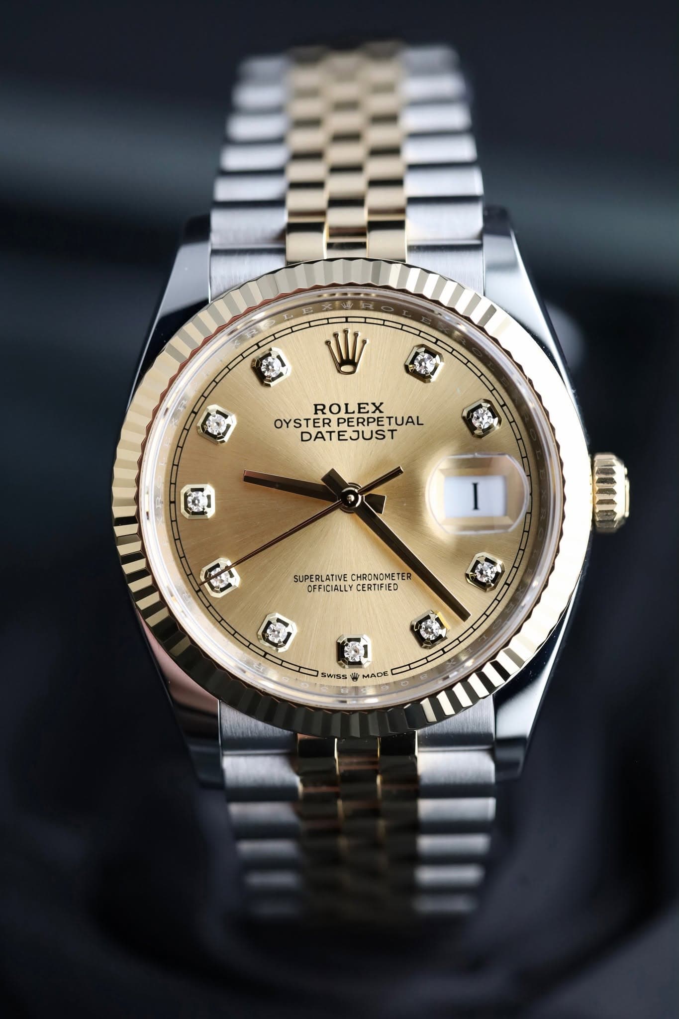 May be an image of wrist watch and text that says 'ROLEX OYSTERPERPETU TUAL OYSTER DATEJUST I SUPERLATIVE SURLALL ATIVE CHRONOMET ER OFFICIALLYC CERTIFIED MERECO ရင်မ T سلام…
