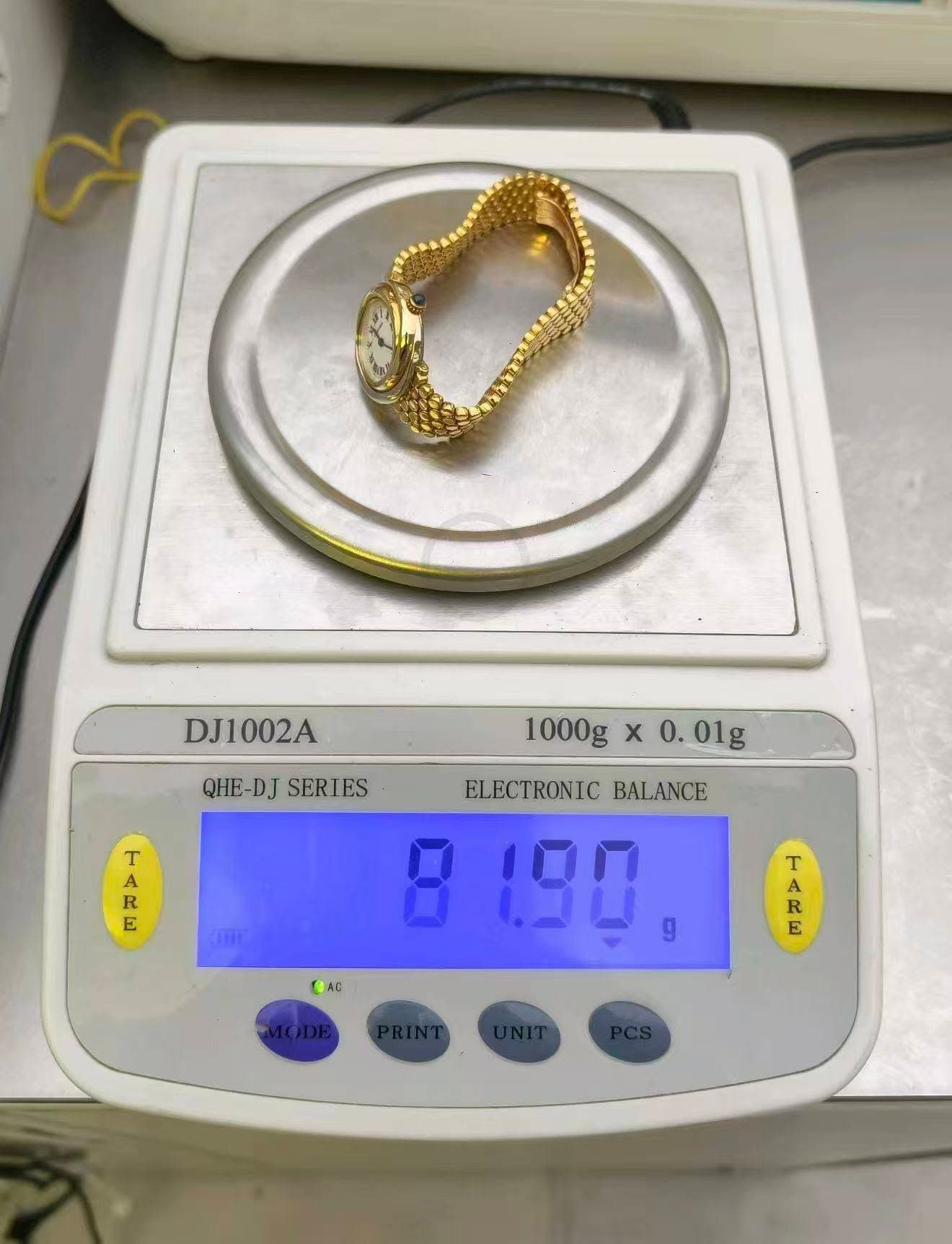 May be an image of jewelry and text that says 'DJ1002A QHE-DJ QHE-DJSERIES SERIES T 1000g x 0gx0.01g 0. 01g ELECTRONIC ELECTRONICBALA BALANCE R E QAC ( T A R E MMODE'