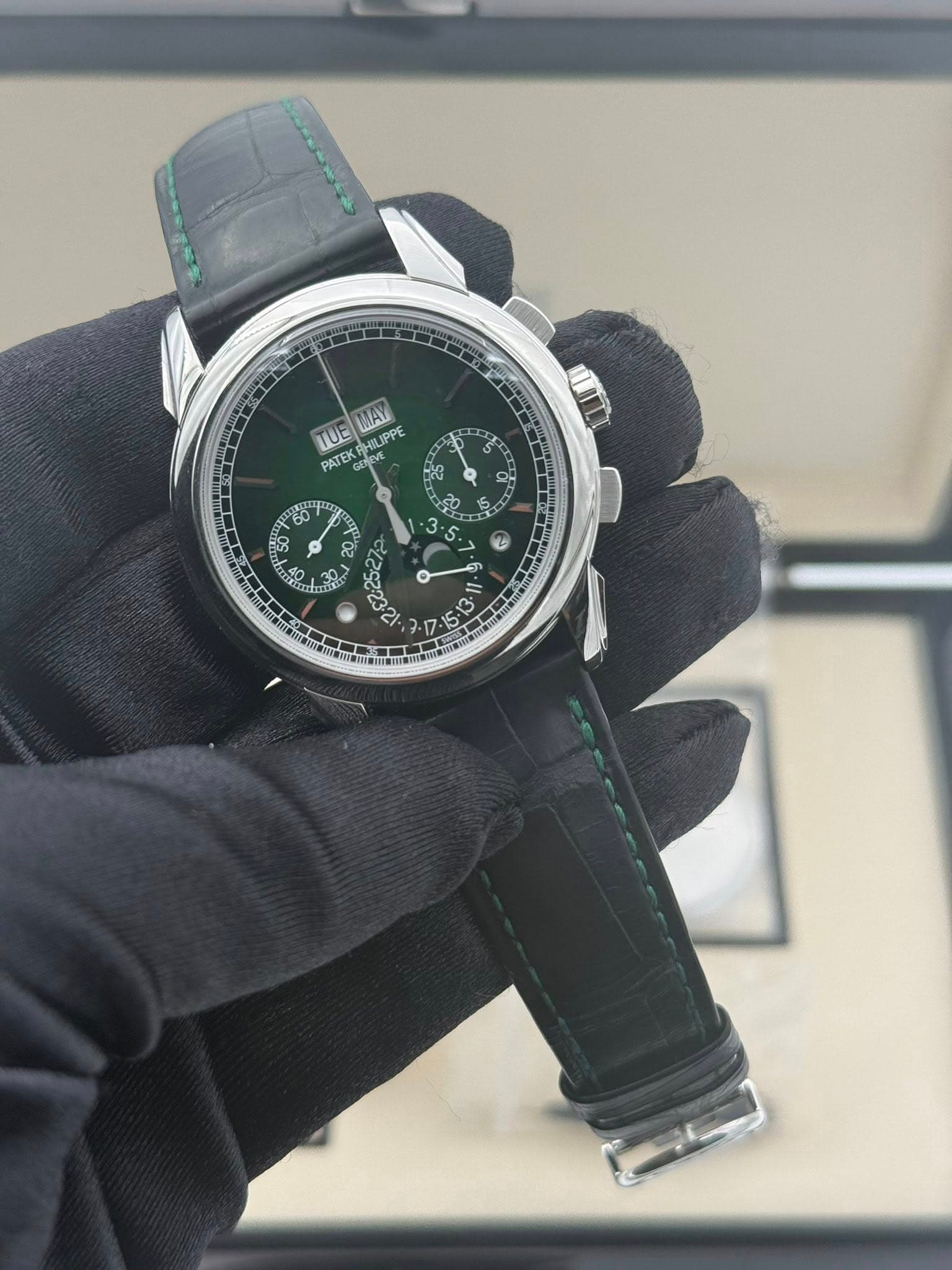 May be an image of wrist watch and text that says 'WAY LUE PATEK CUVE PHILIPPE LIPPE PATE de OS 佶 8 IS 0 3. D Il. 04 15'