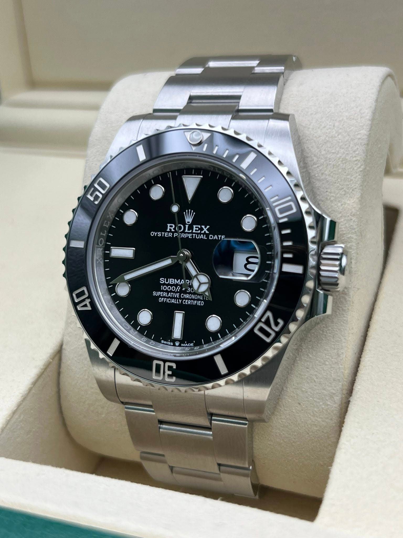 May be an image of wrist watch and text that says 'I 50 ROLEX OYSTERP TERP OYST RPETU ETUAL JAL DATE o ل 10 SUBMA SUPERLATIN SUPERLA 1000/t OFFICIALLY CERTIFIED 40 สพเช่ย รงครั…