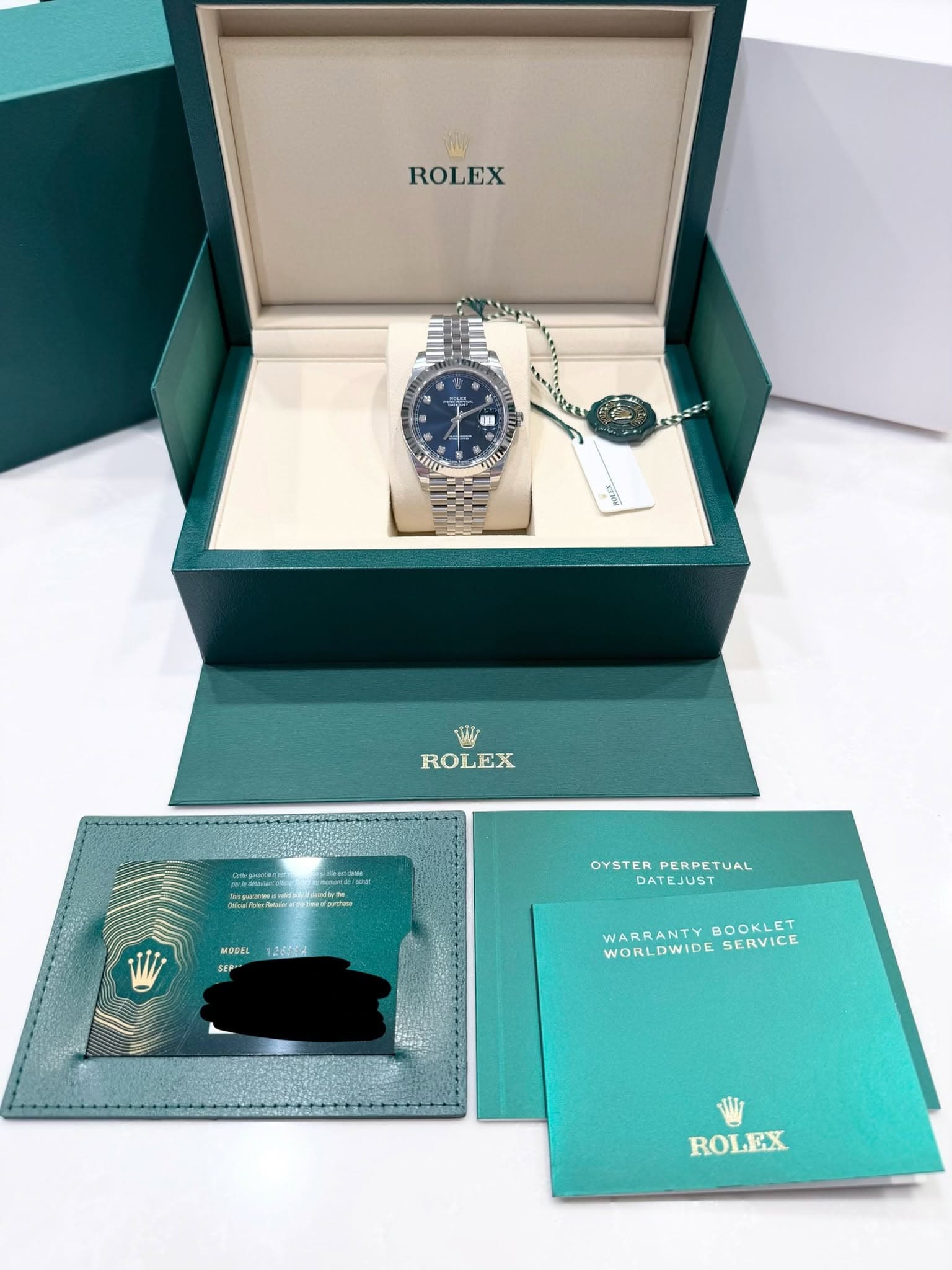 May be an image of wrist watch and text that says 'ROLEX መ Wi ROLEX MODEL 126811 OYSTER PERPETUAL TUAL DATEJUST WARRANTYBOOKLET WARR WARRANTY BOOKLET WORLDWIDE SERVICE Wy ROLEX'