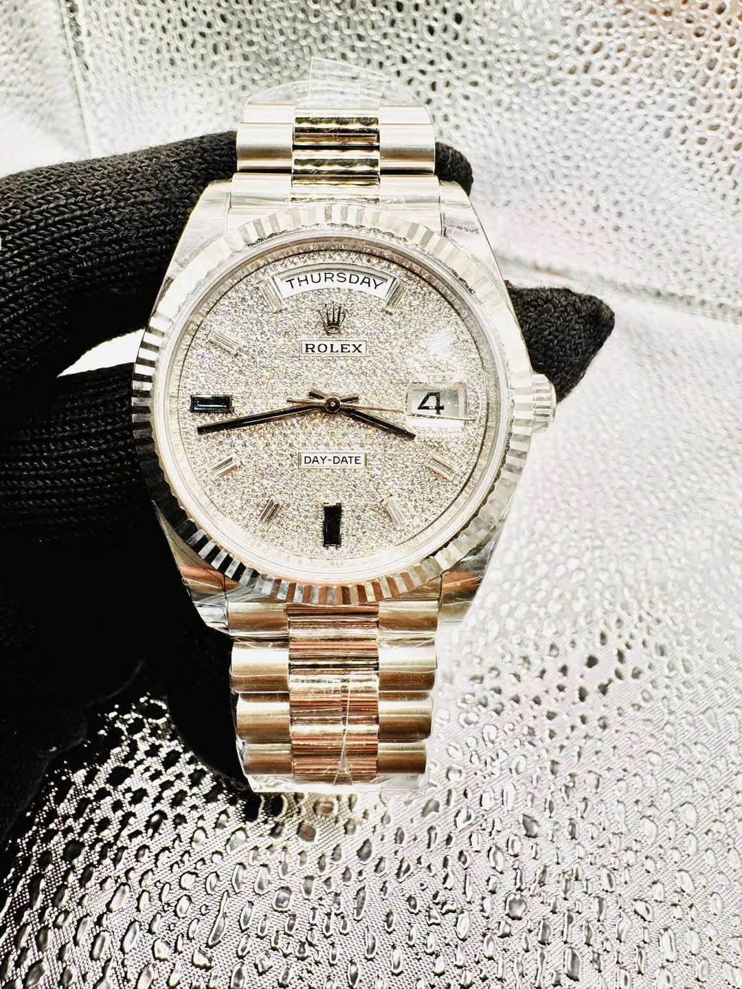 May be an image of wrist watch and text that says 'Pe THU THURSDAY ROLEX RO DAY DATE 1 1'