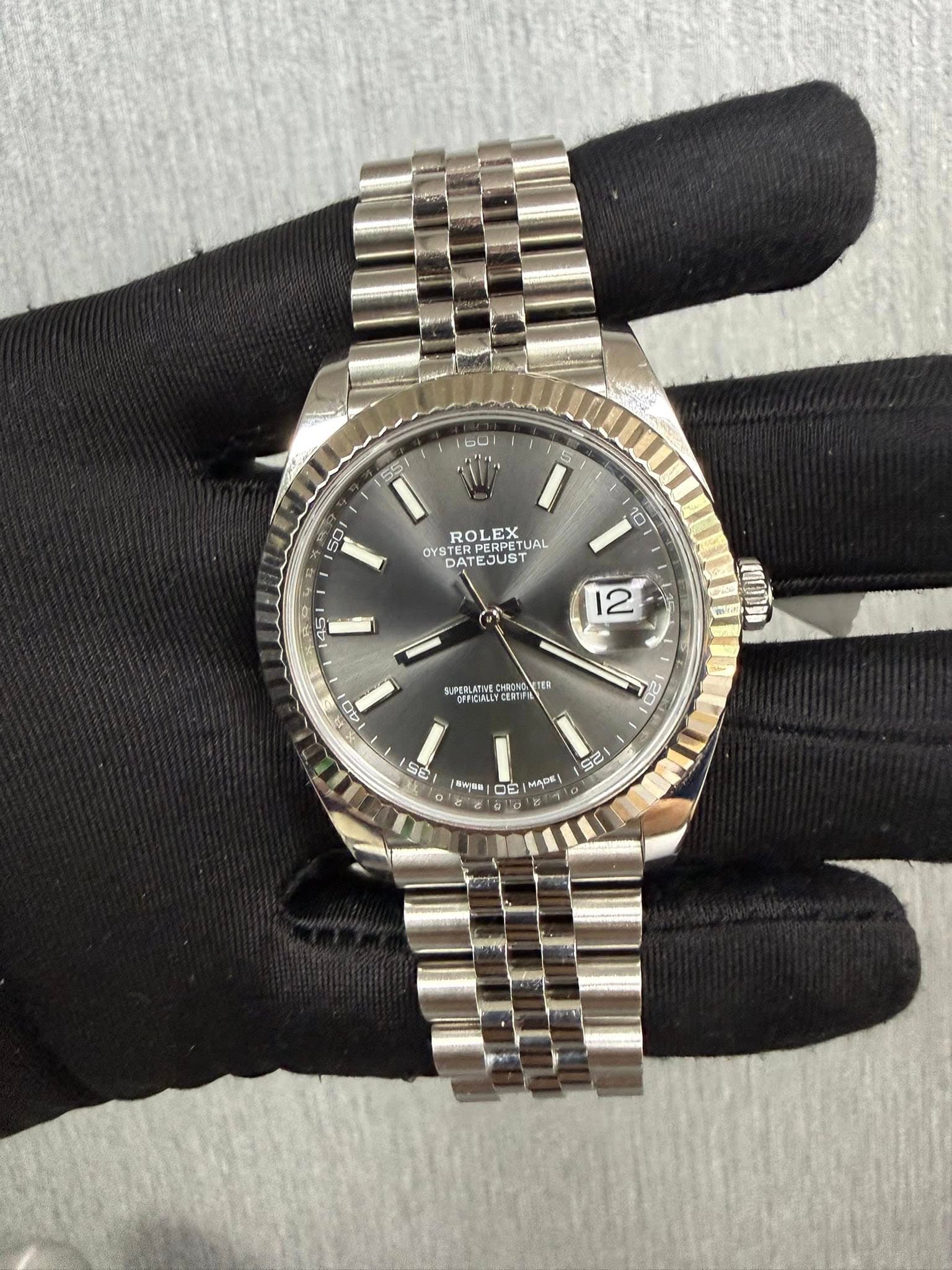 May be an image of wrist watch and text that says 'မေ S0 ROLEX ETUAL OYSTE DATE STER DATEJUST RPERPETUAL PERF DAT 10 45 12 D 40 SUPERLATINE TER SEFIGIALLY CERTA St S5 九 。ー降品 プ ณ 0V…