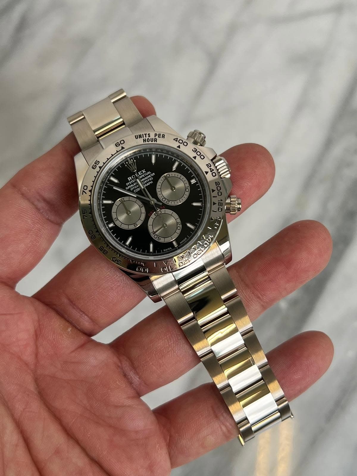 May be an image of wrist watch and text that says 'UNITS UNITSPER PER HOUR 60 65 EXUAL UI 70 رث 0Cb たた 마미 = 4'