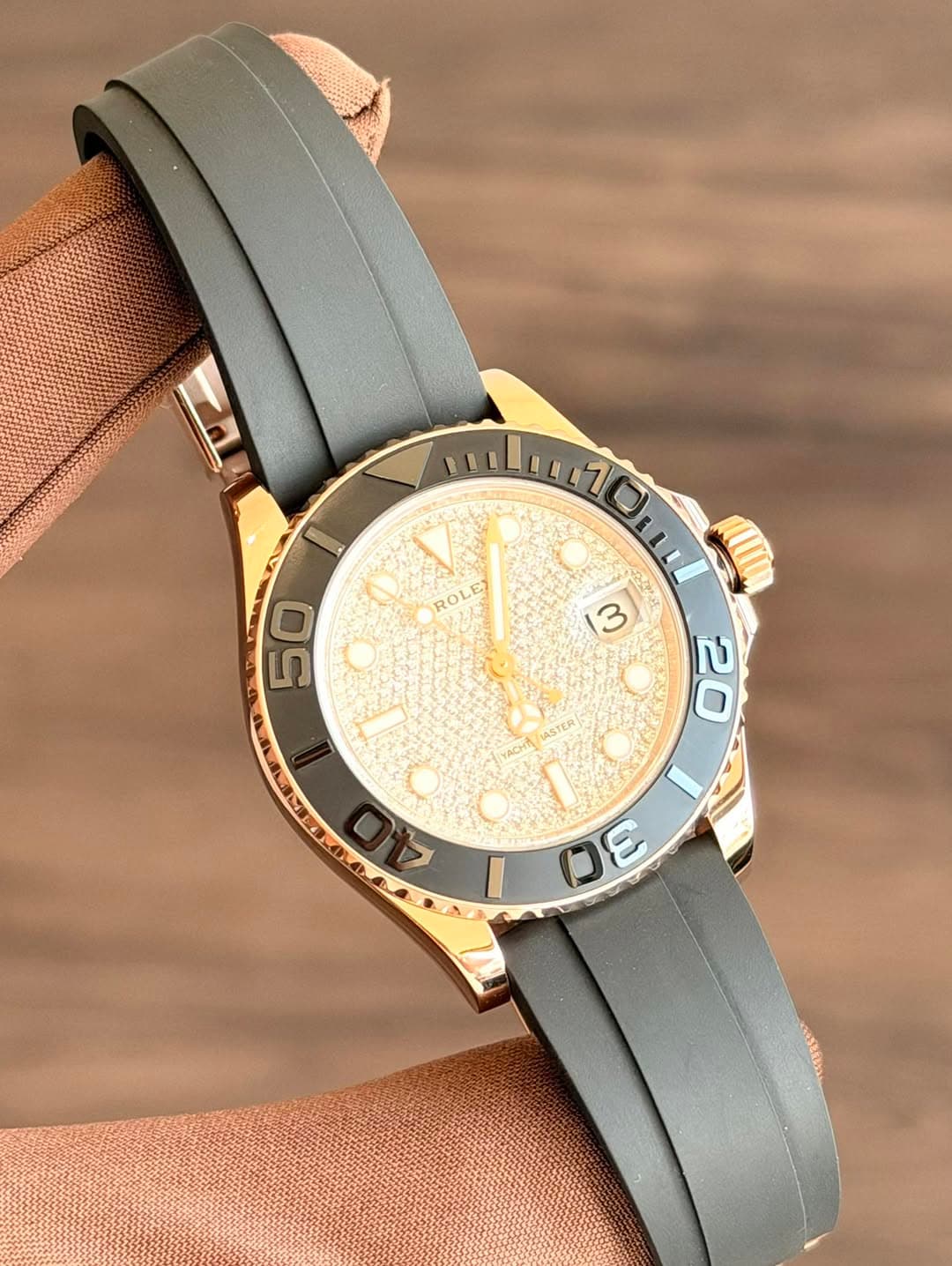 May be an image of leather, wrist watch and text that says '고고 ROL 10 10il 3 20 50 ASTER yACHИ ק mi Οε 3'