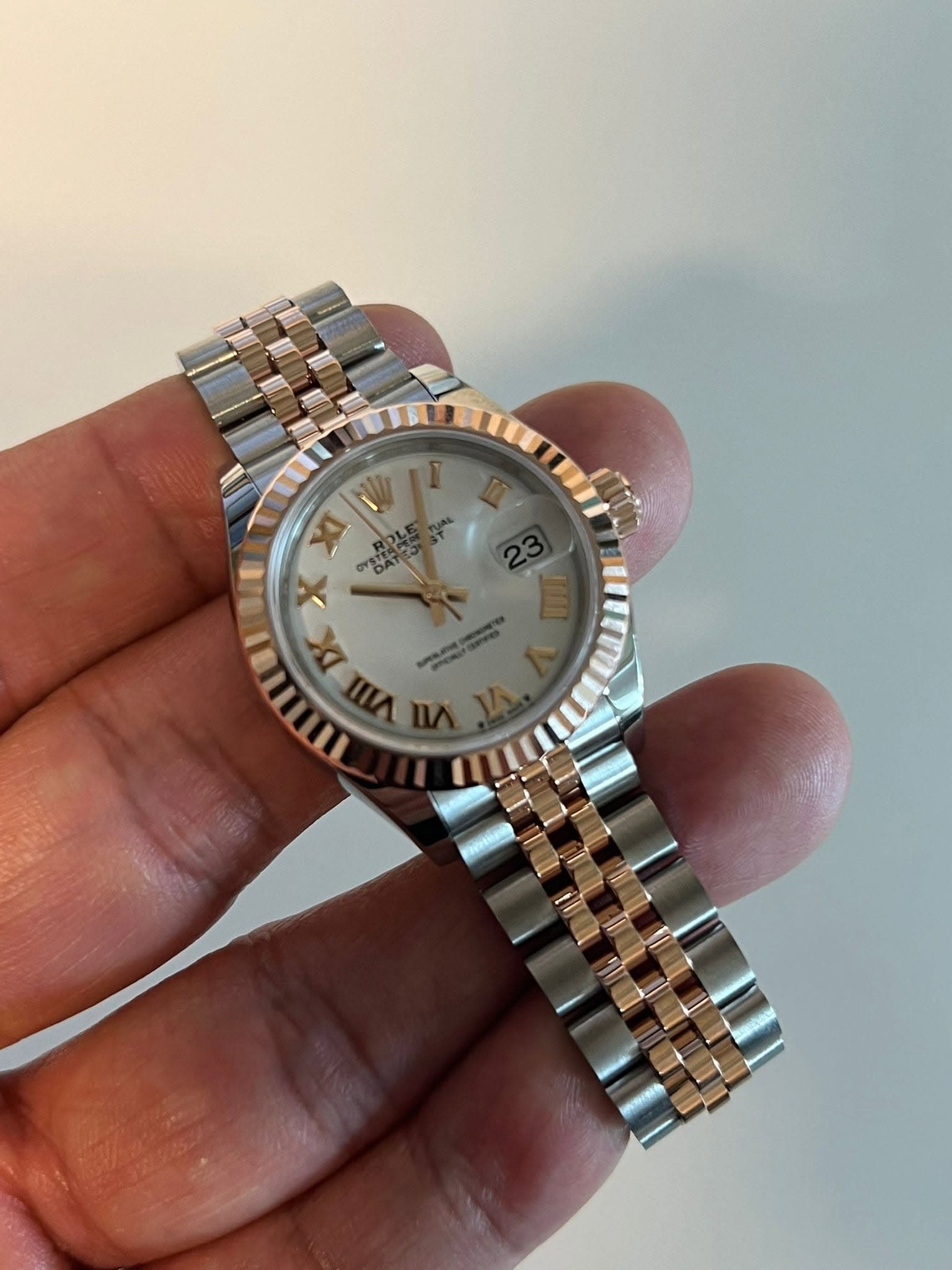 May be an image of wrist watch and text that says 'W XT OYST 2 UE X VILXX سم IX VII'