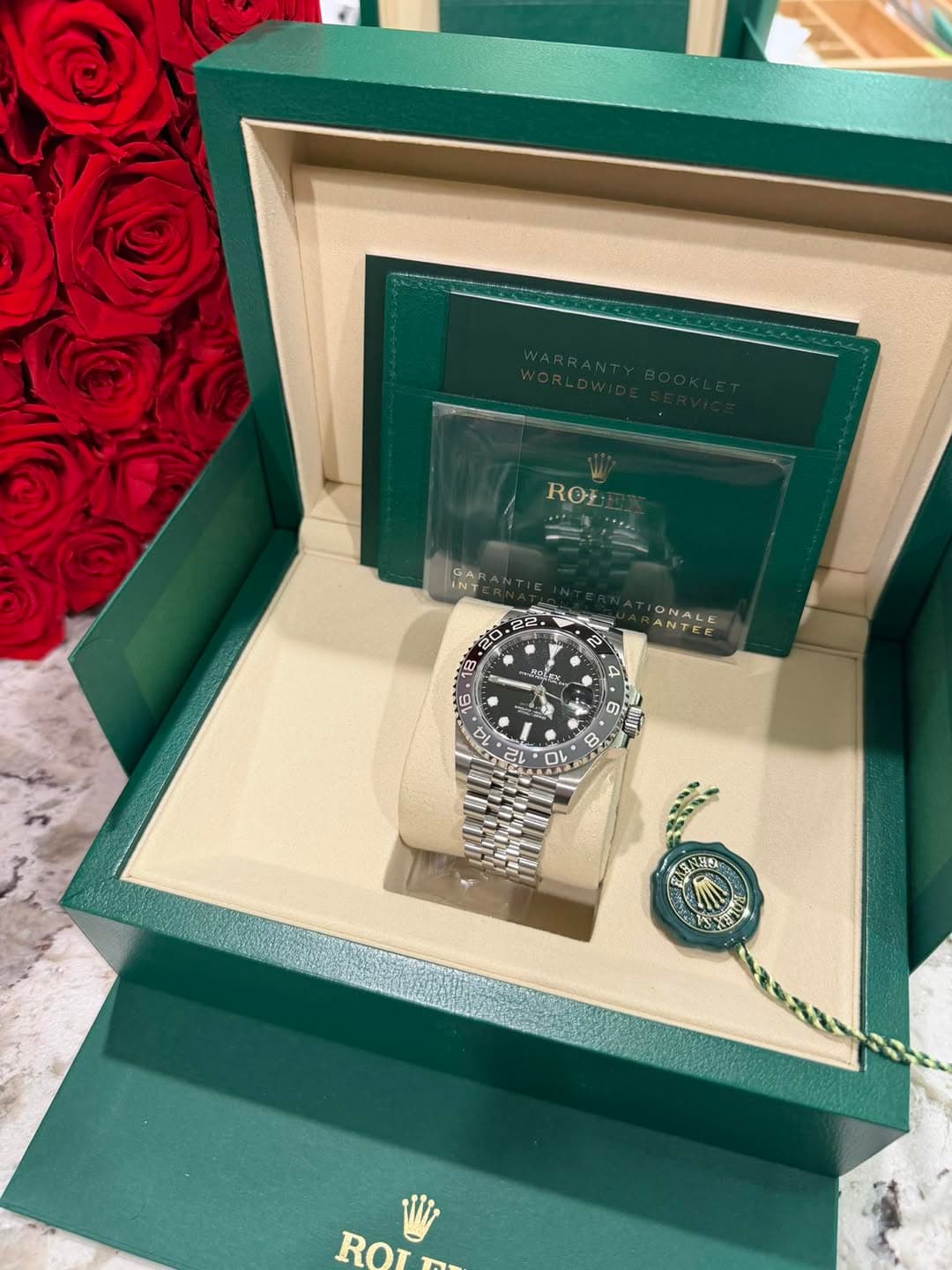 May be an image of wrist watch and text that says 'ROI GA INT 20 22. 1B S ONALE ANTEE HuleX e TU 7 OL የአዳዩ ROI'